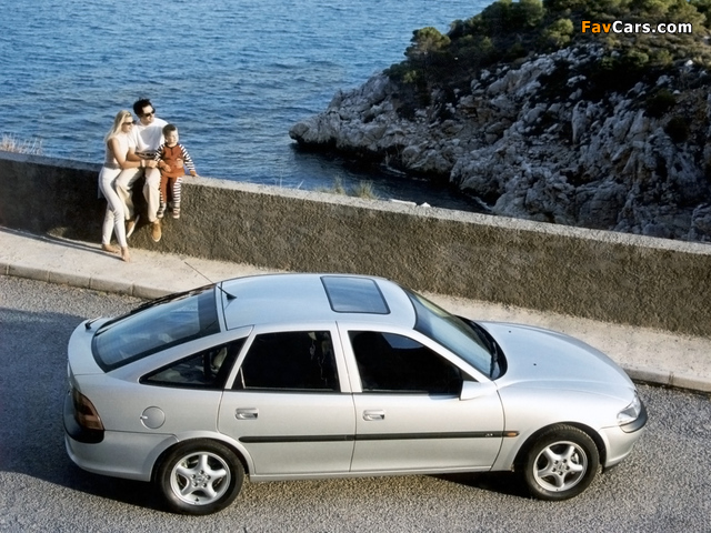 Pictures of Opel Vectra Hatchback (B) 1995–99 (640 x 480)