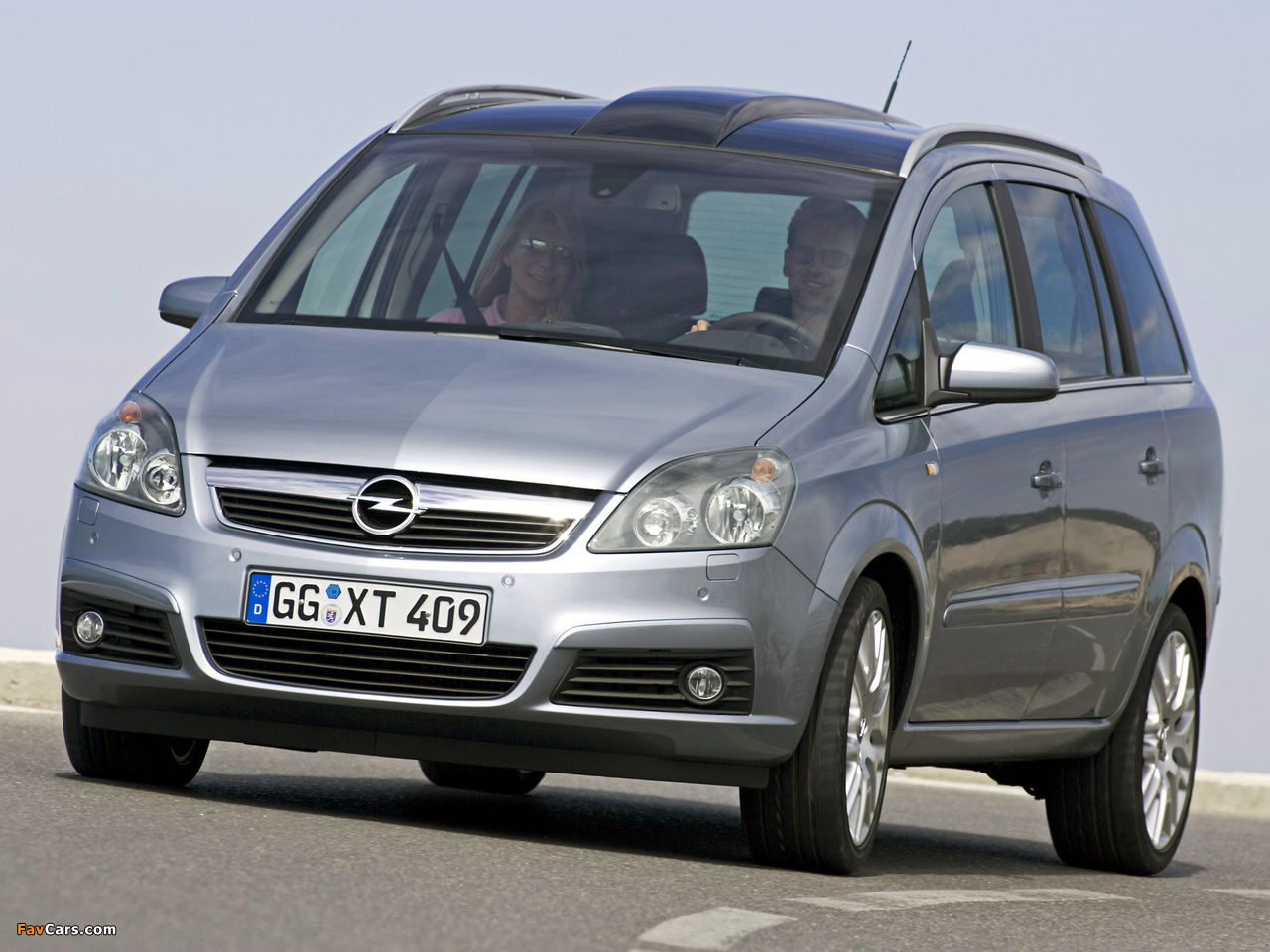 Images of Opel Zafira 2.0 Turbo (B) 2005–08 (1280 x 960)