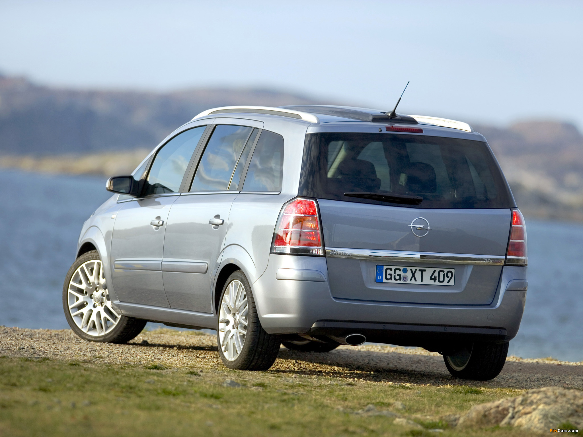 Images of Opel Zafira 2.0 Turbo (B) 2005–08 (2048 x 1536)