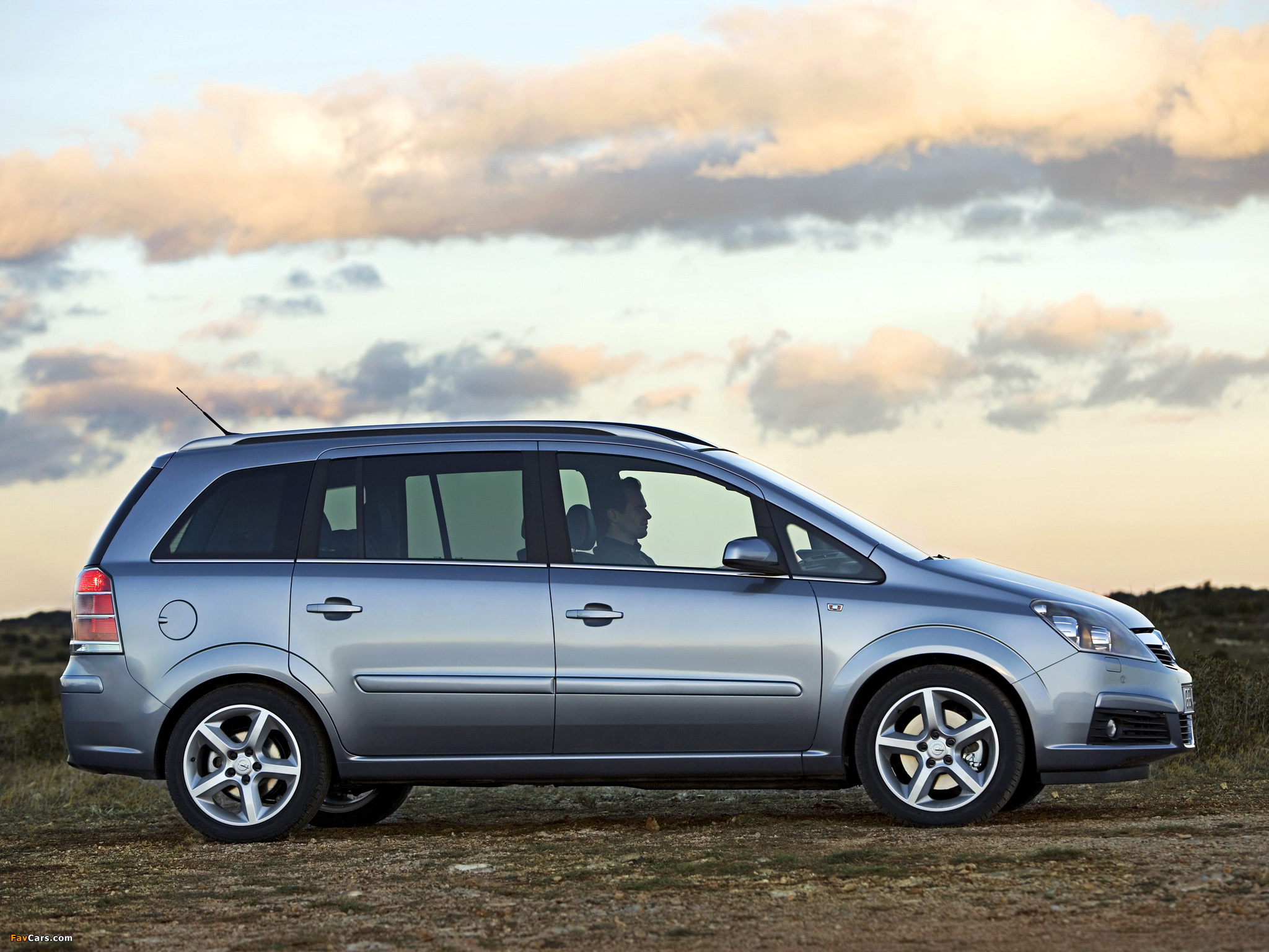 Opel Zafira 2.0 Turbo (B) 2005–08 wallpapers (2048 x 1536)