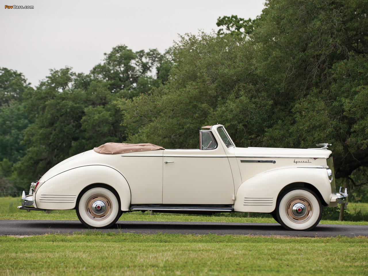 Images of Packard 110 Special Convertible (1900-1489DE) 1941 (1280 x 960)