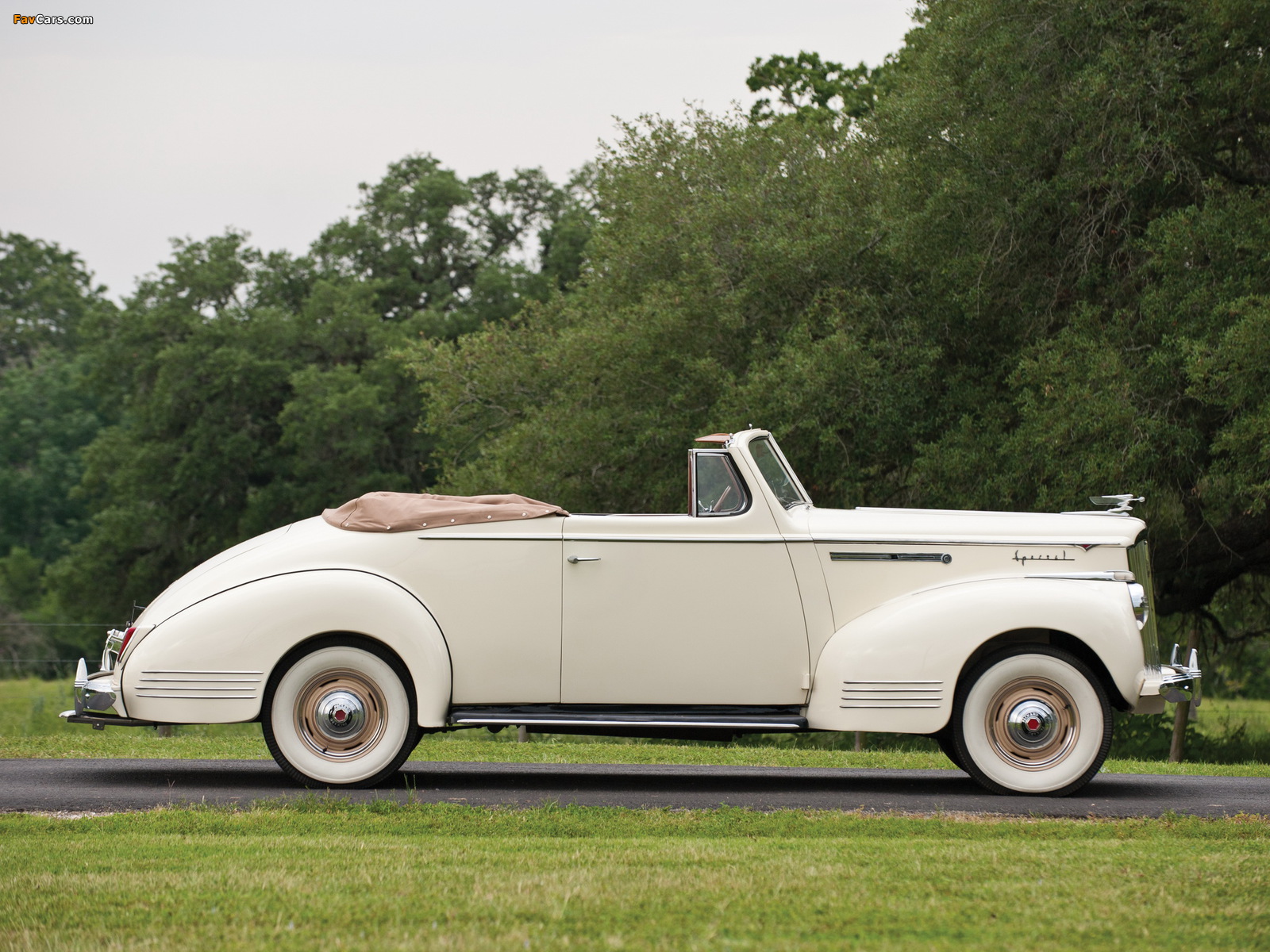 Images of Packard 110 Special Convertible (1900-1489DE) 1941 (1600 x 1200)