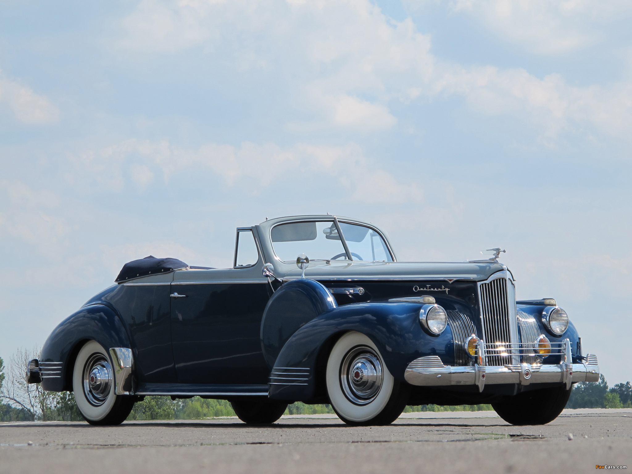 Images of Packard 120 Convertible Coupe 1941 (2048 x 1536)