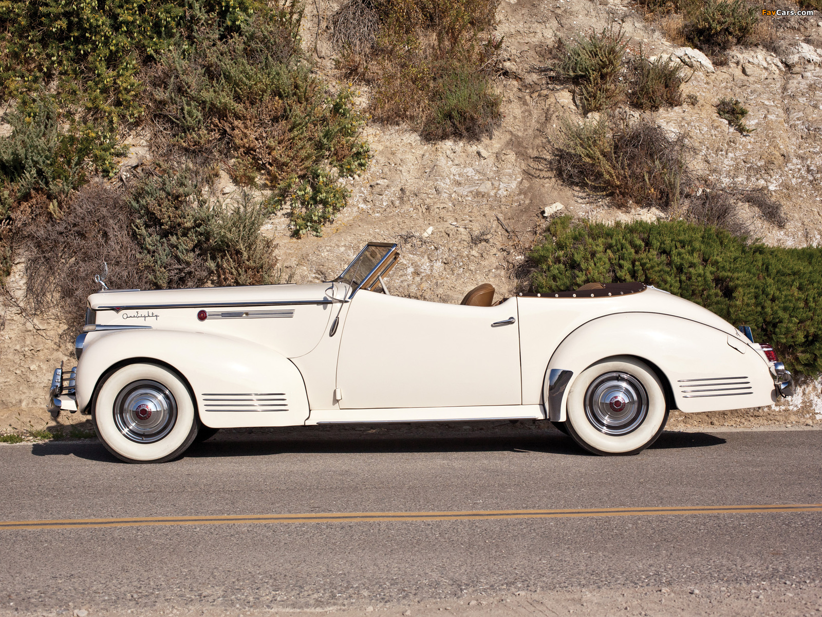 Images of Packard 180 Super Eight Convertible Victoria by Darrin (1906-1429) 1941 (1600 x 1200)