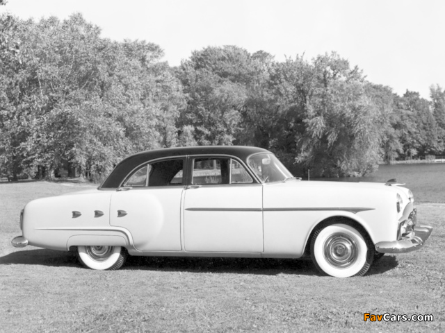 Photos of Packard 200 Deluxe Touring Sedan (2501-2562) 1952 (640 x 480)