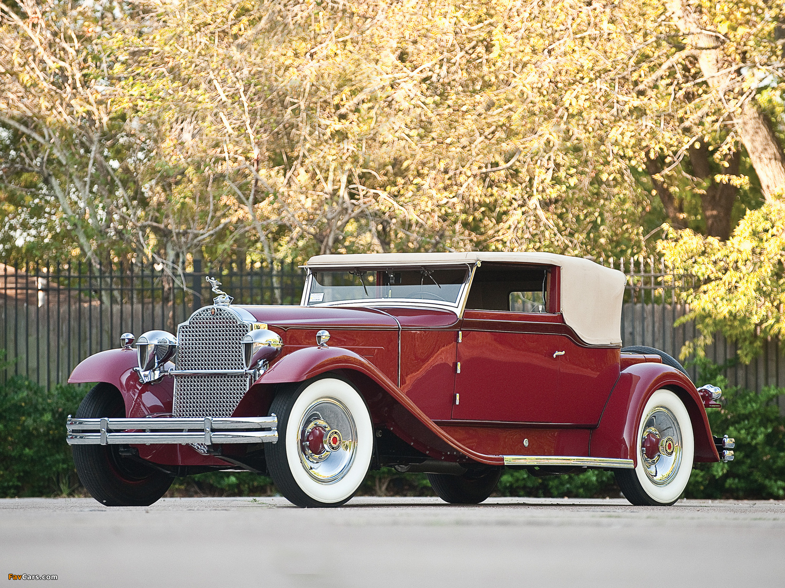 Images of Packard Deluxe Eight Convertible Victoria by Rollston 1931 (1600 x 1200)