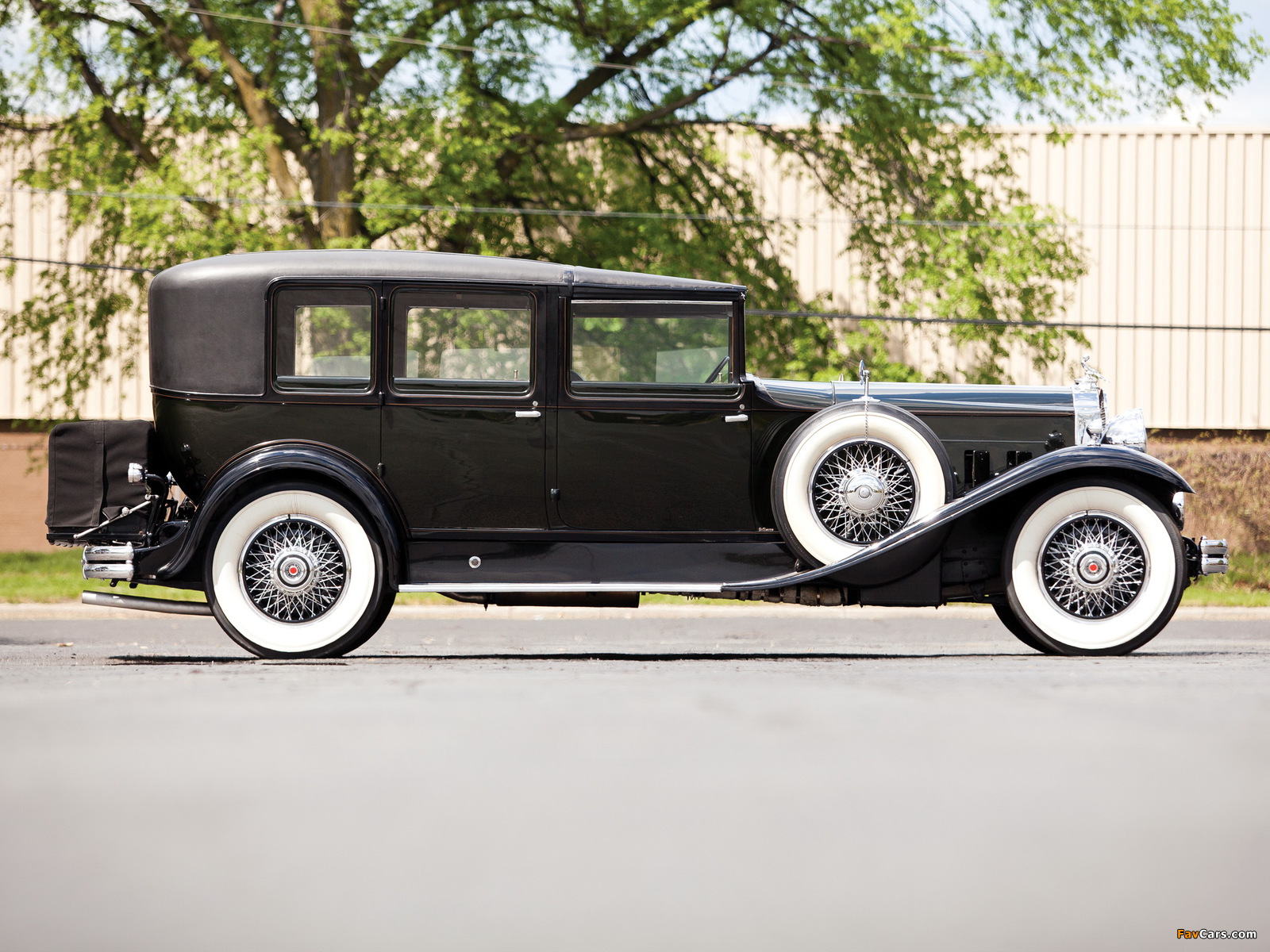 Photos of 1930 Packard Deluxe Eight All-Weather Town Car by LeBaron (745) (1600 x 1200)