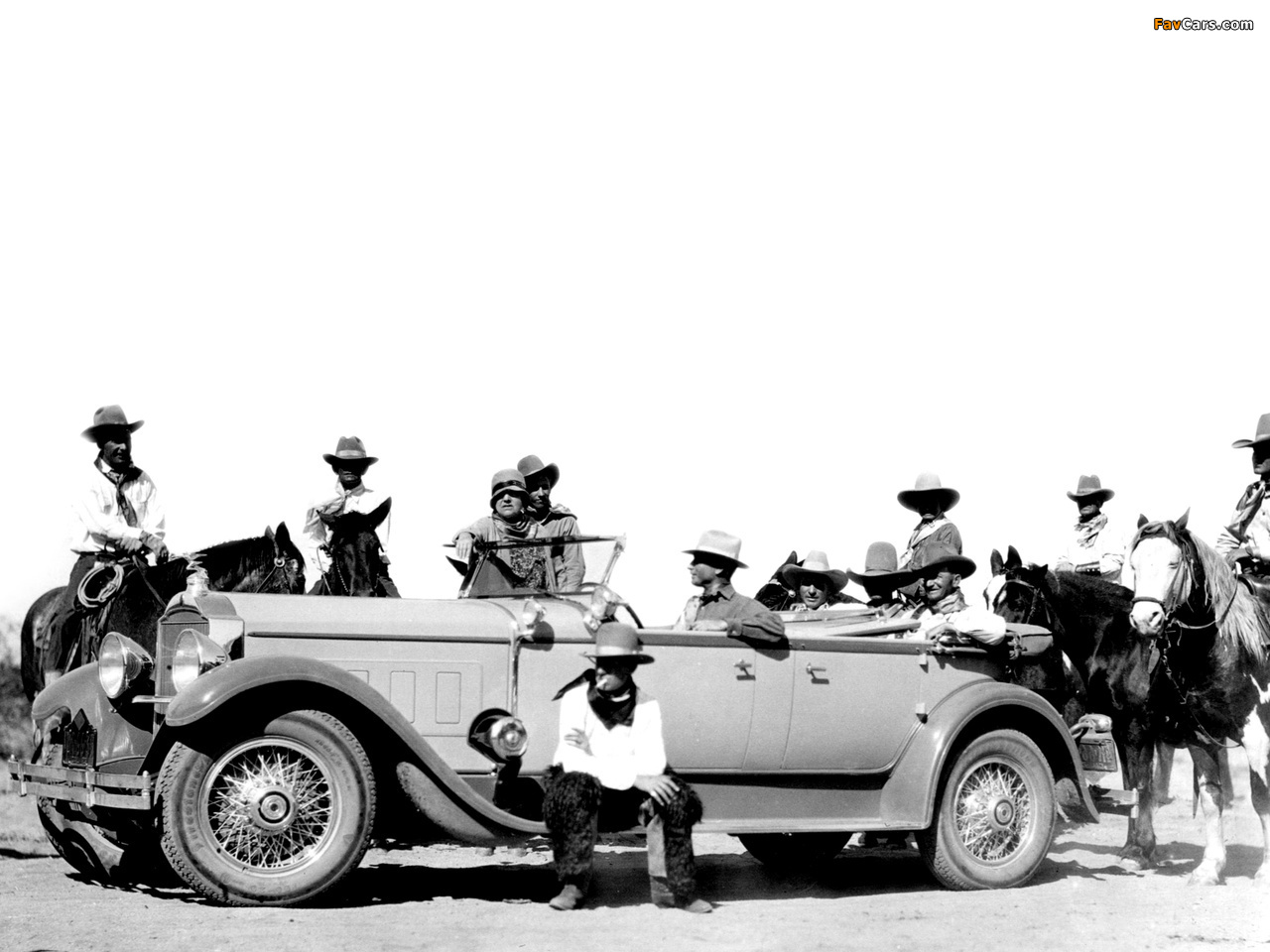 Photos of Packard Deluxe Eight Dual Cowl Phaeton (645) 1929 (1280 x 960)