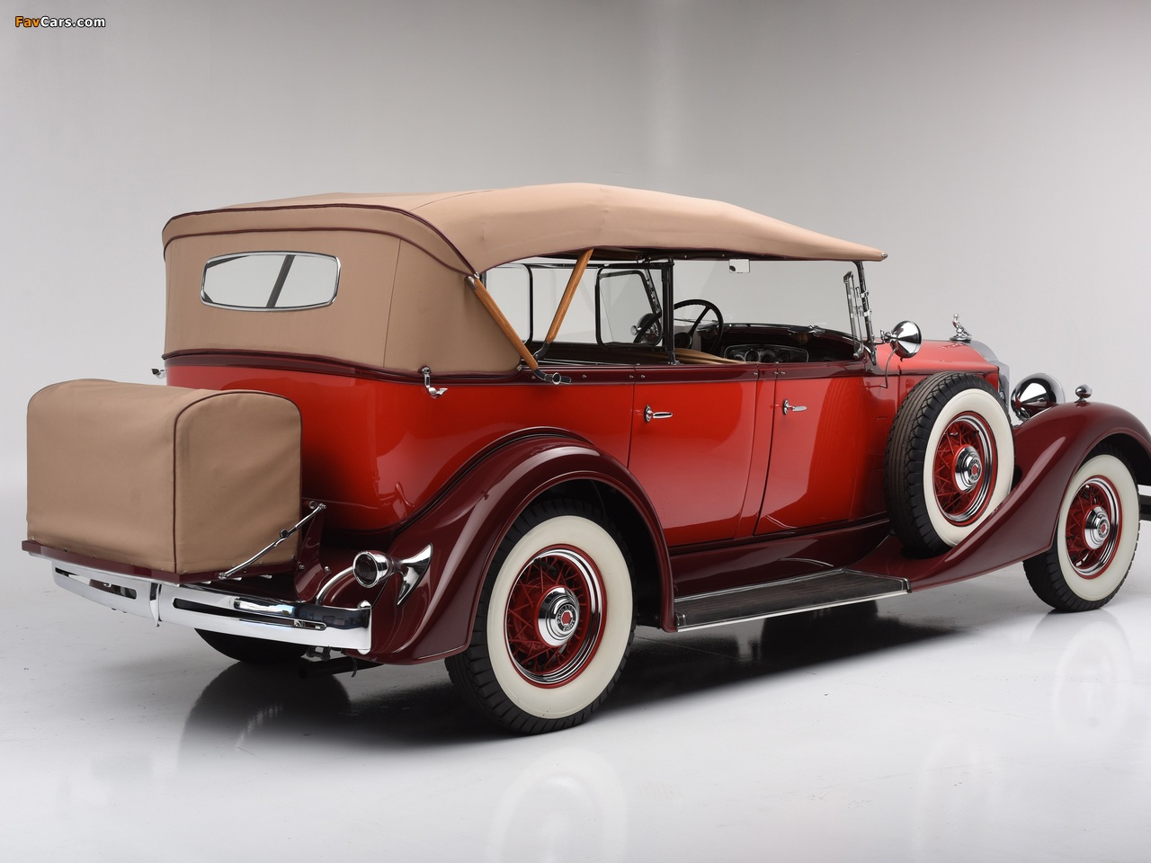 Photos of Packard Eight 7-passenger Touring (1101-710) 1933–34 (1280 x 960)