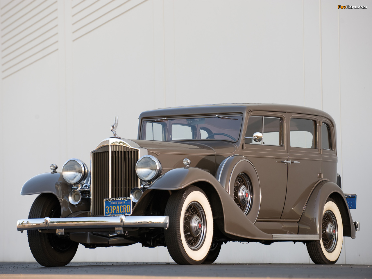 Packard Eight 5-passenger Sedan 1933 wallpapers (1280 x 960)