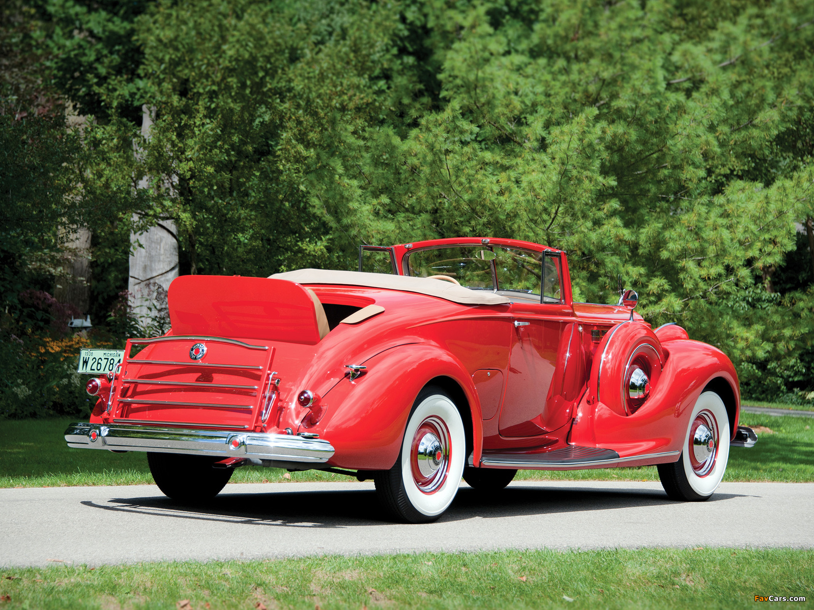 Images of Packard Super Eight Convertible Coupe (1604-1119) 1938 (1600 x 1200)