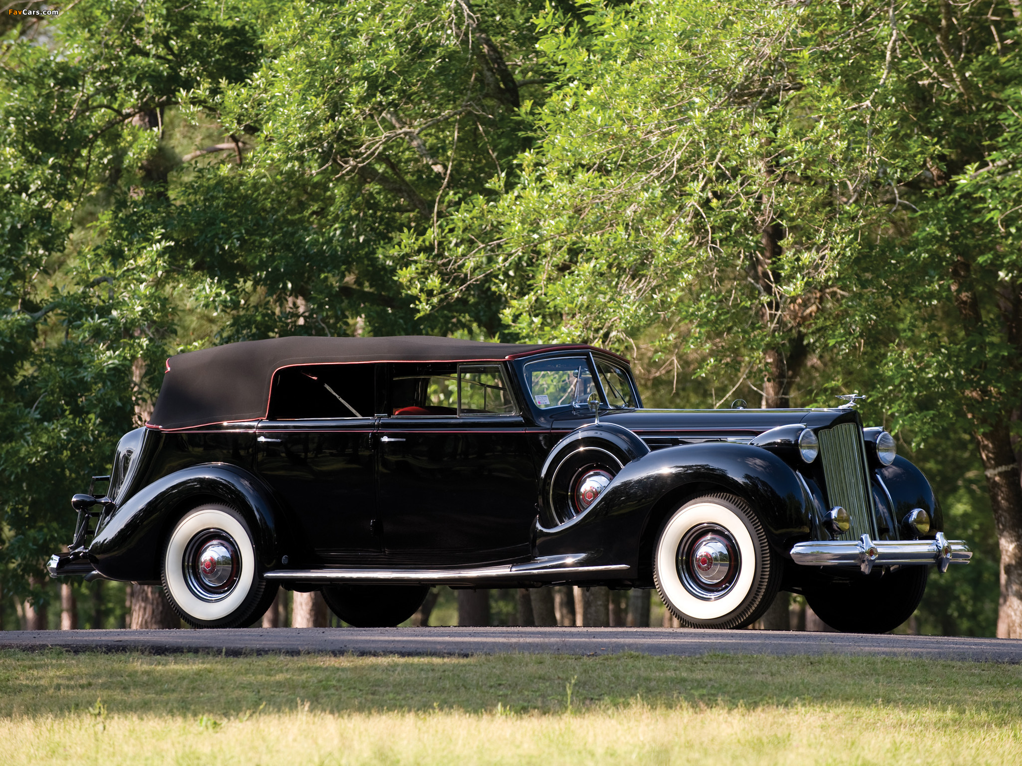 Photos of Packard Twelve Convertible Sedan (1608-1153) 1938 (2048 x 1536)