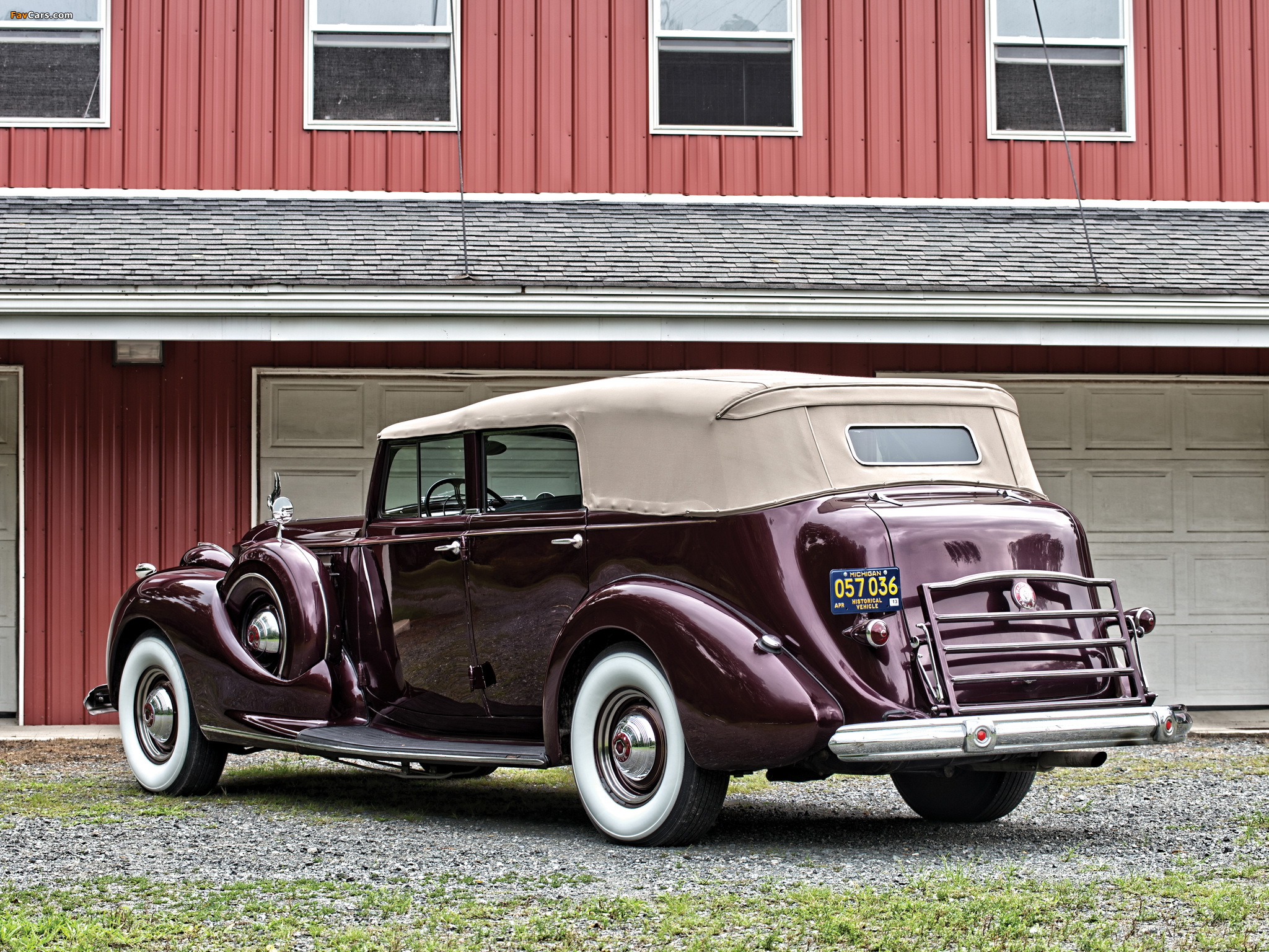 Photos of Packard Twelve Convertible Sedan (1708-1253) 1939 (2048 x 1536)