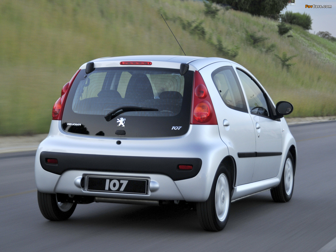 Photos of Peugeot 107 5-door ZA-spec 2010–12 (1280 x 960)
