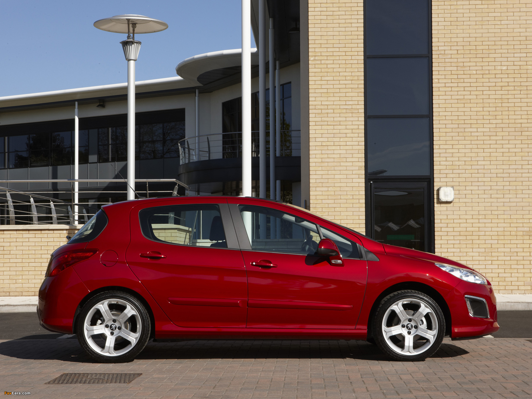 Peugeot 308 UK-spec 2011–13 wallpapers (2048 x 1536)