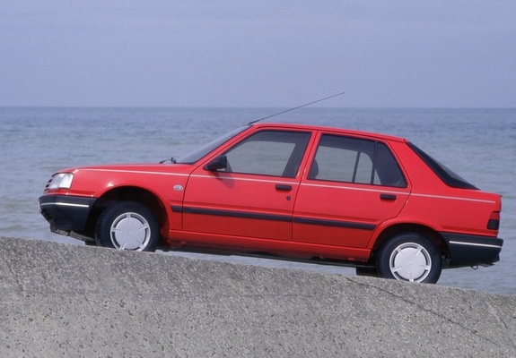 Peugeot 309 5-door 1989–93 pictures
