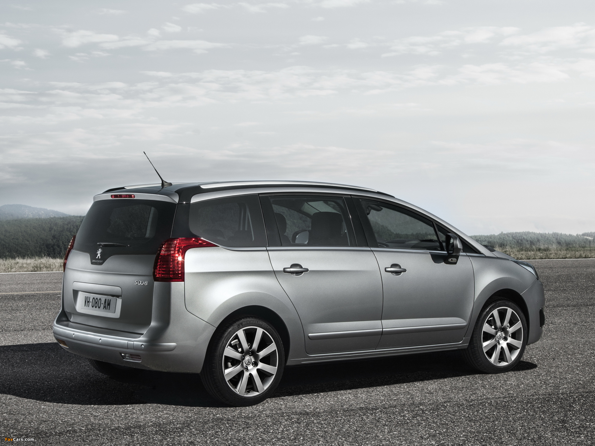 Images of Peugeot 5008 2013 (2048 x 1536)