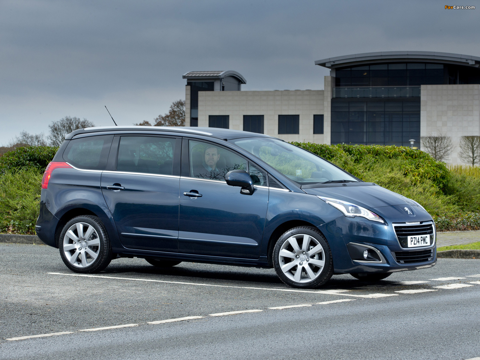 Peugeot 5008 UK-spec 2013 pictures (1600 x 1200)