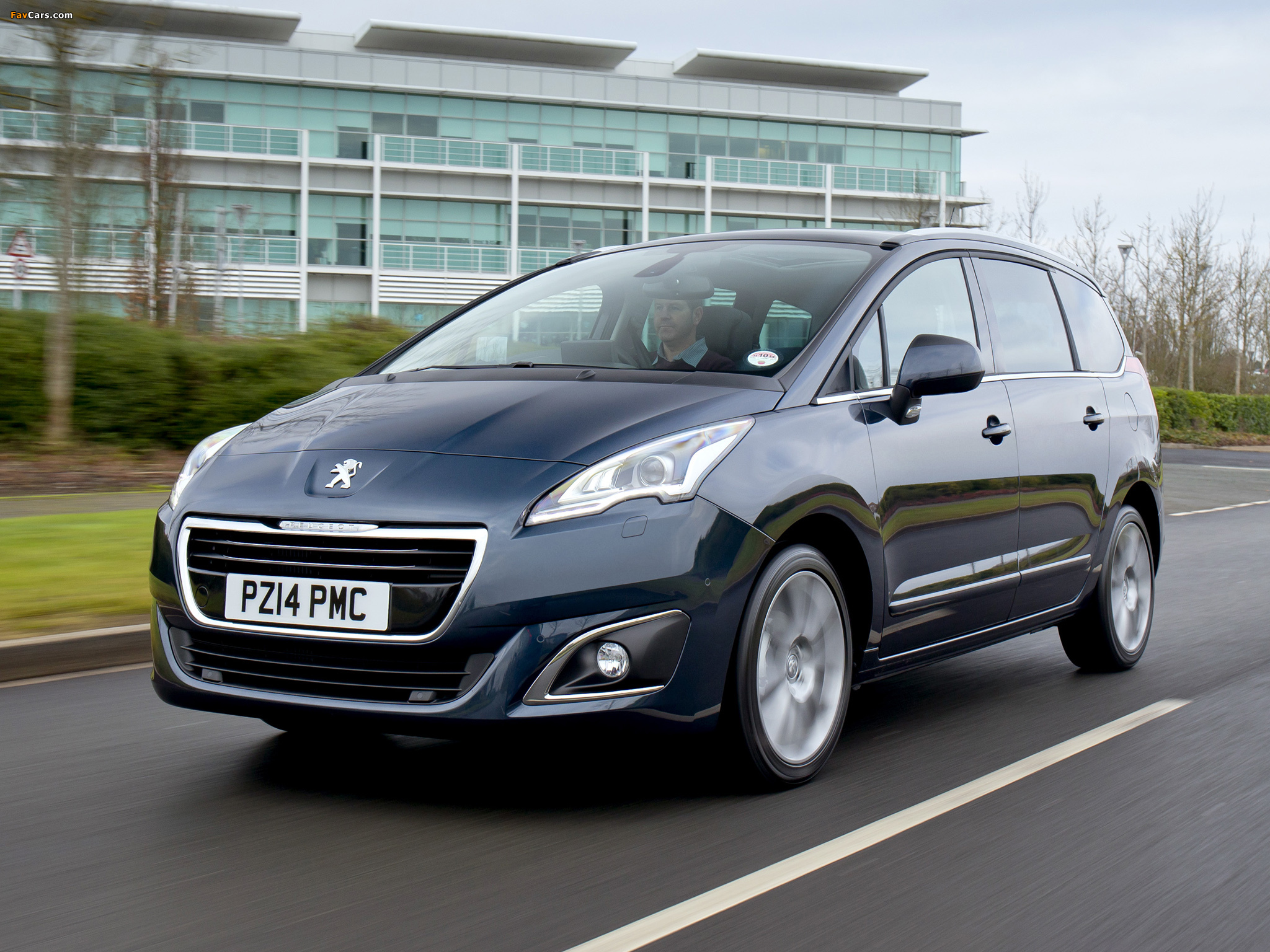 Pictures of Peugeot 5008 UK-spec 2013 (2048 x 1536)