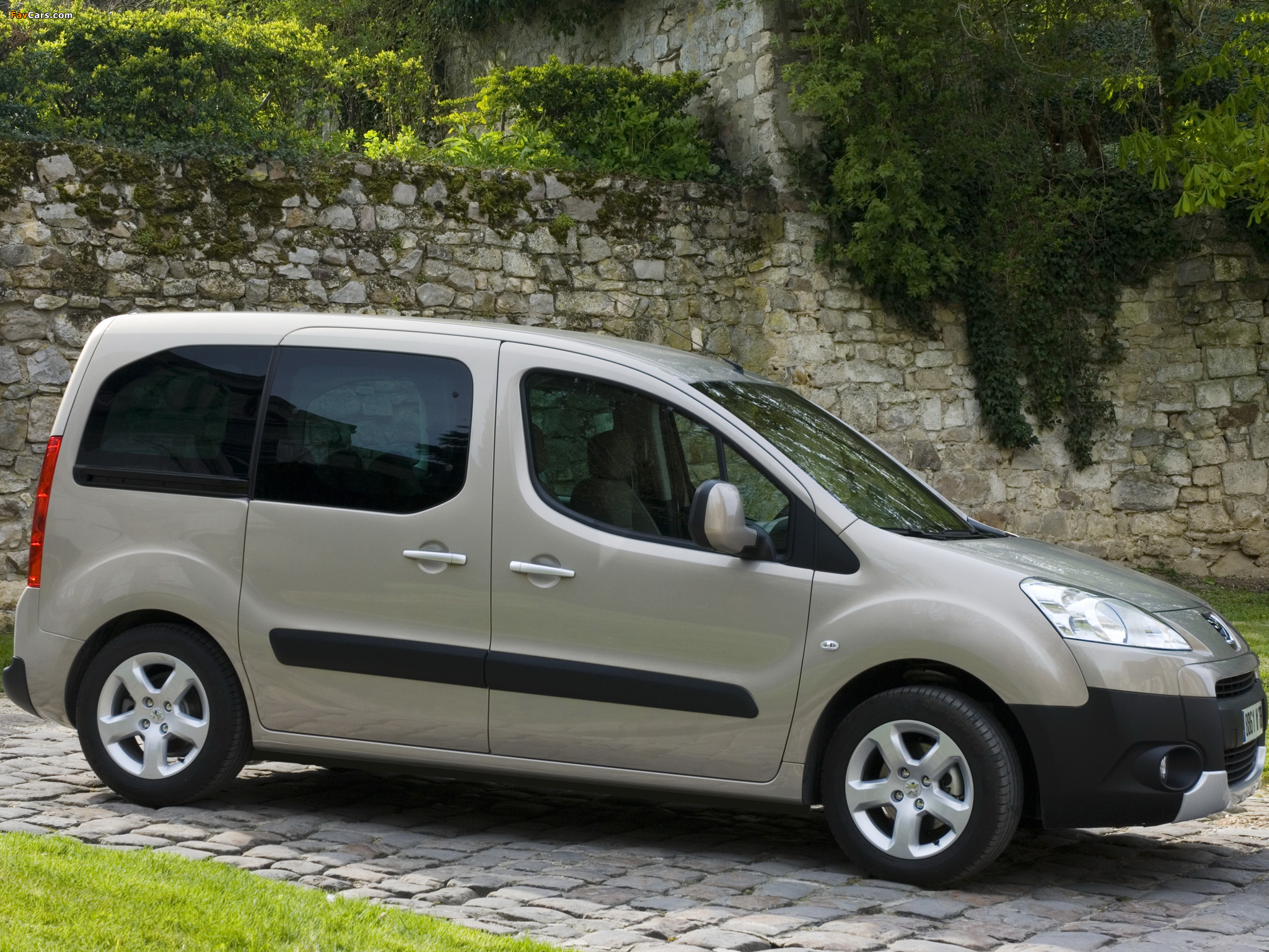 Images of Peugeot Partner Tepee 2008–12 (2048 x 1536)