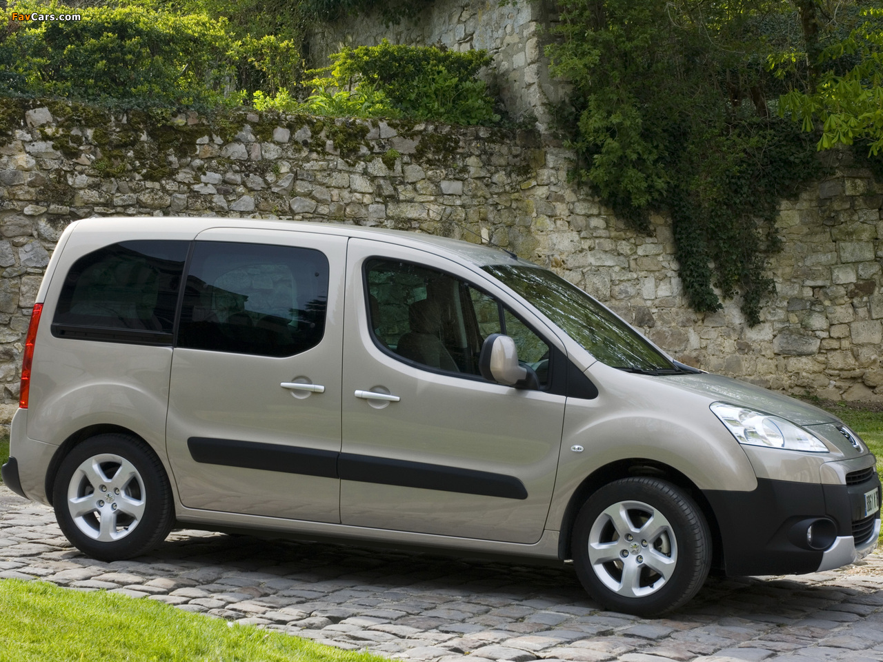 Images of Peugeot Partner Tepee 2008–12 (1280 x 960)