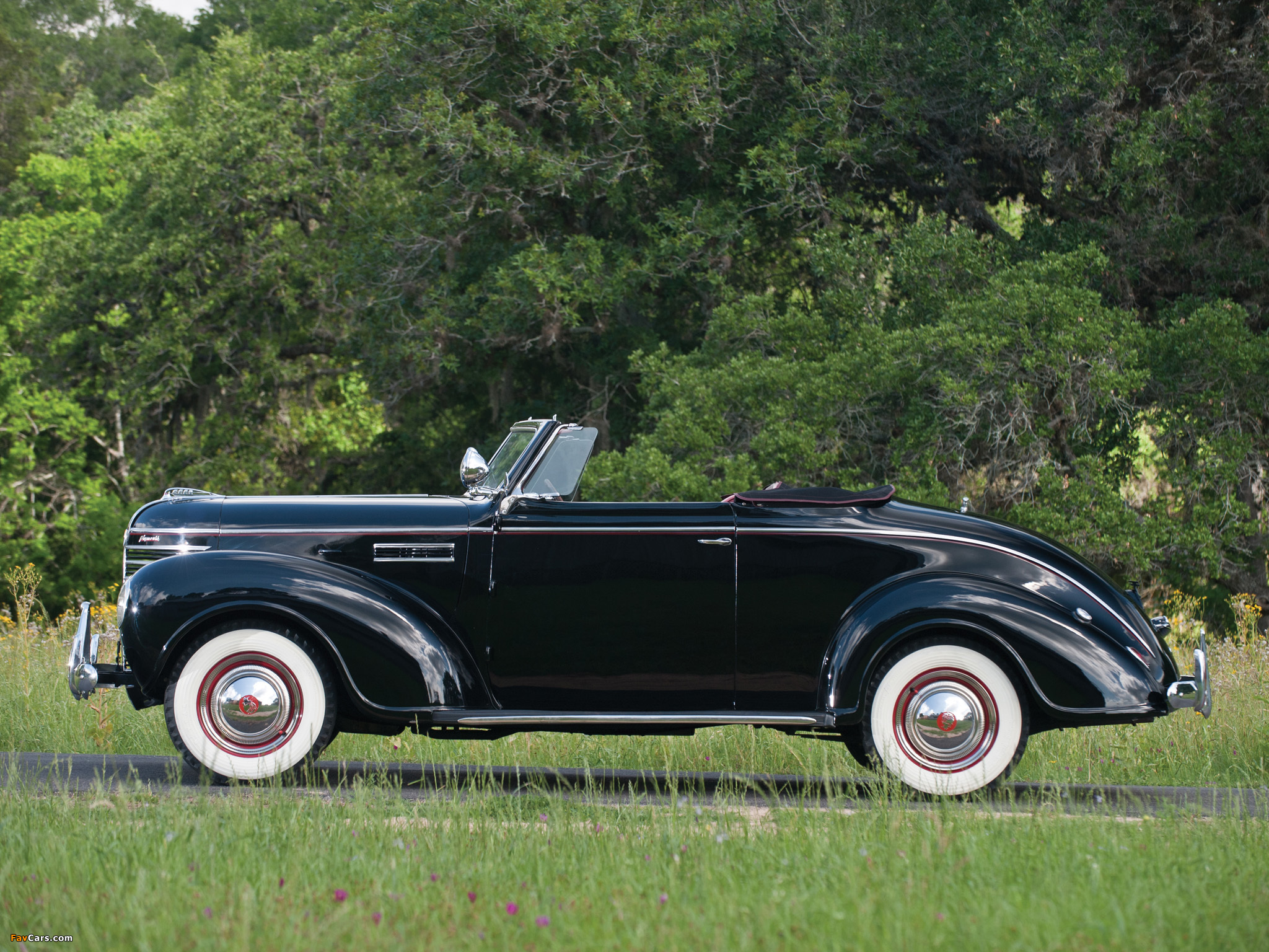 Images of Plymouth DeLuxe Convertible Coupe (P8) 1939 (2048 x 1536)