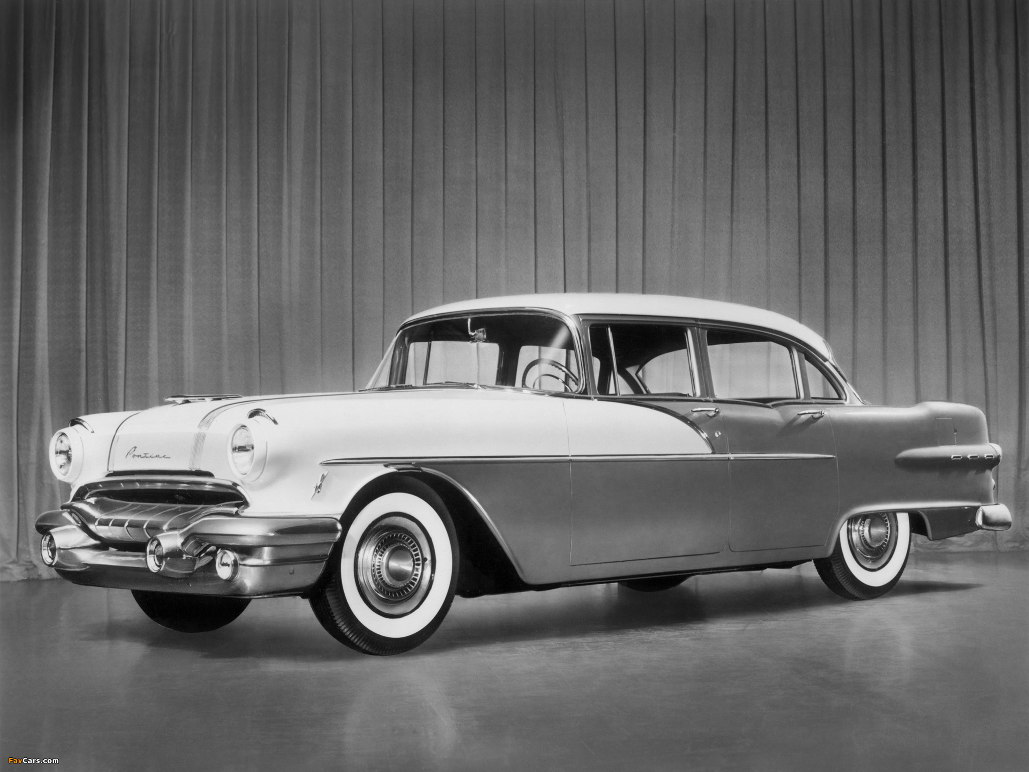 Photos of Pontiac Chieftain 870 4-door Sedan (2719D) 1956 (2048 x 1536)