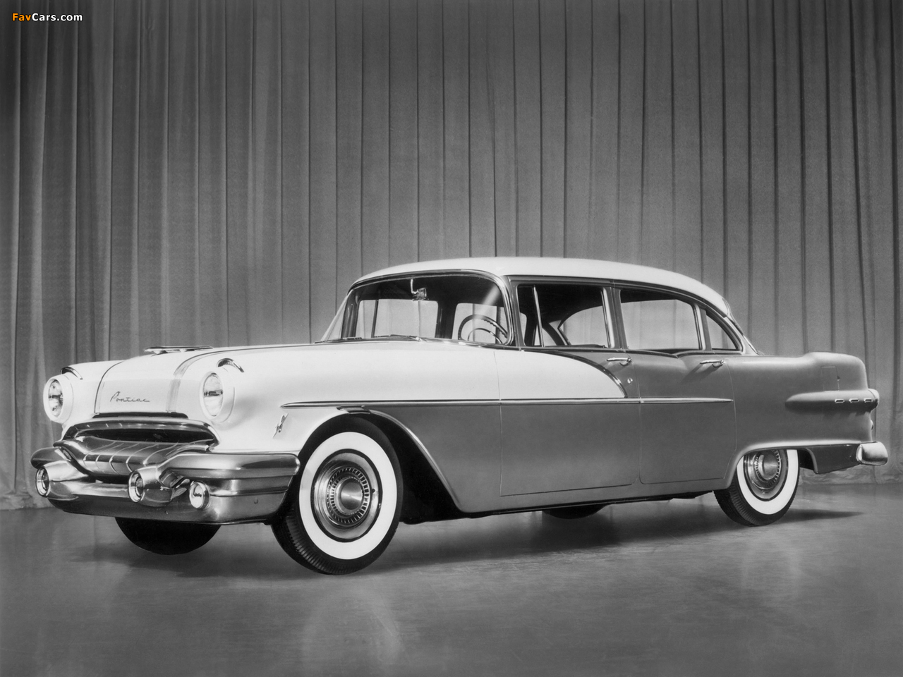 Photos of Pontiac Chieftain 870 4-door Sedan (2719D) 1956 (1280 x 960)