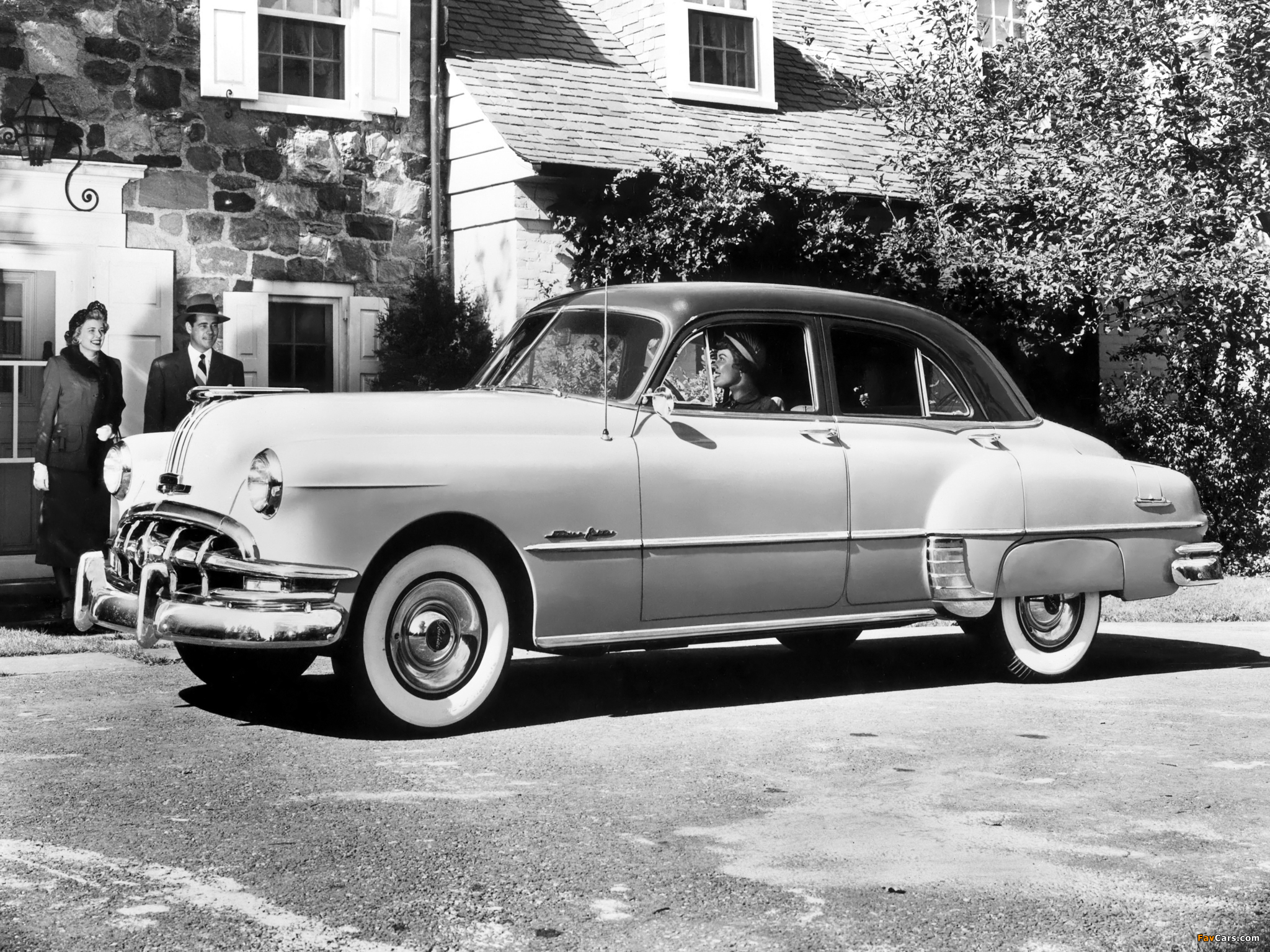 Pontiac Chieftain Deluxe Eight 4-door Sedan (2569D) 1950 pictures (2048 x 1536)