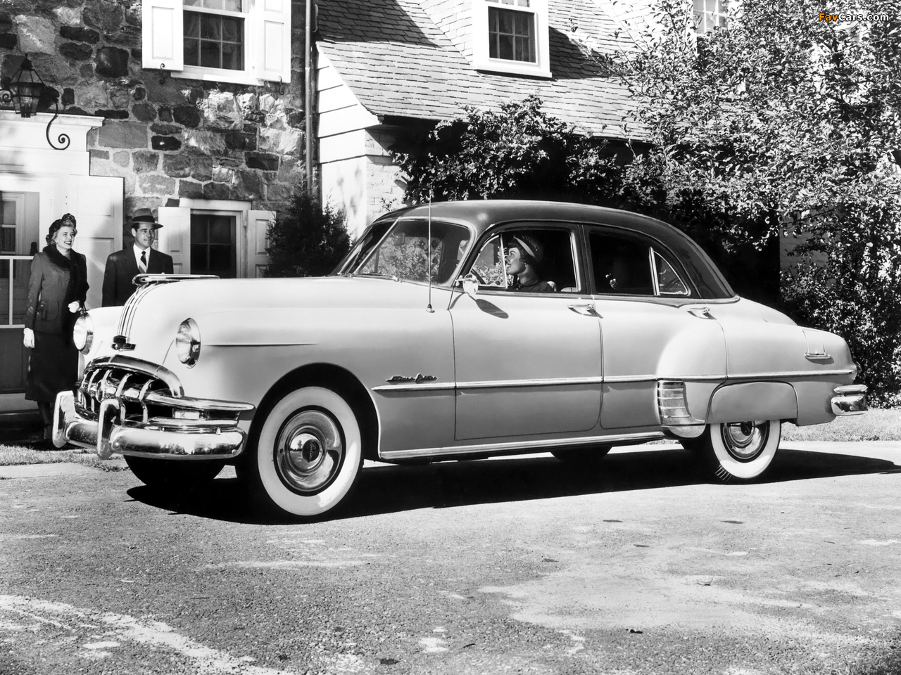 Pontiac Chieftain Deluxe Eight 4-door Sedan (2569D) 1950 pictures (1280 x 960)
