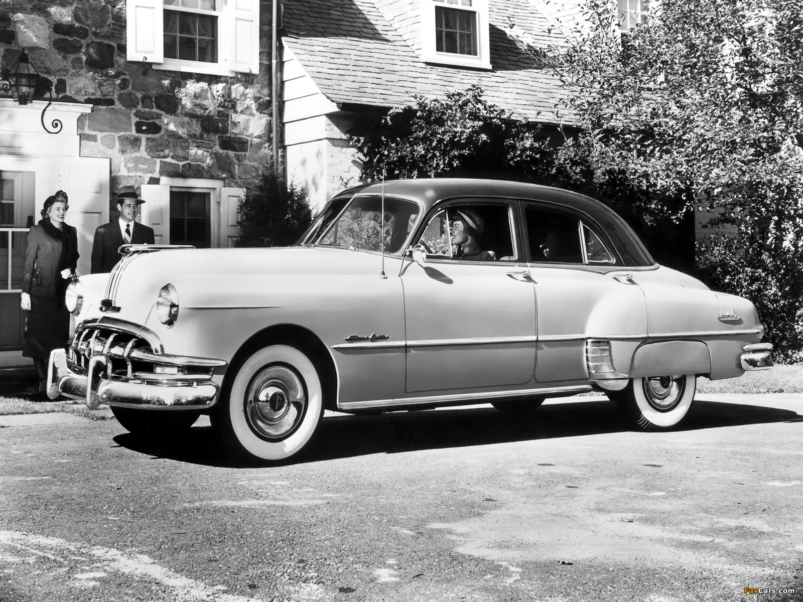 Pontiac Chieftain Deluxe Eight 4-door Sedan (2569D) 1950 pictures (1600 x 1200)