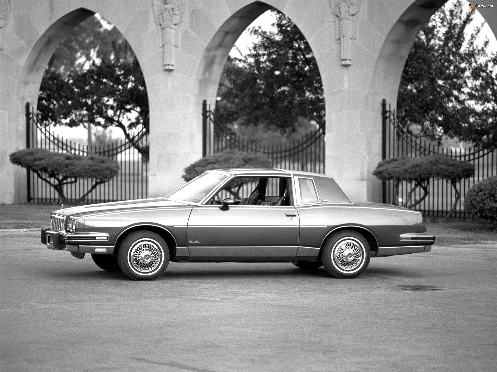 Images of Pontiac Grand Prix Brougham Coupe (P37) 1985 (2048 x 1536)