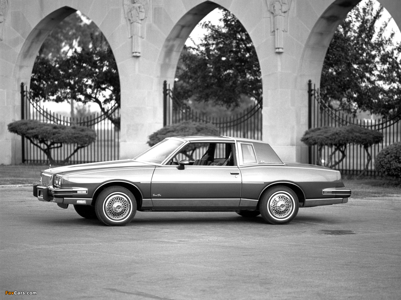 Images of Pontiac Grand Prix Brougham Coupe (P37) 1985 (1280 x 960)