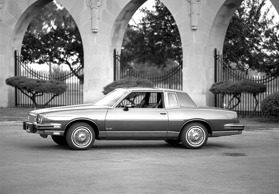 Images of Pontiac Grand Prix Brougham Coupe (P37) 1985