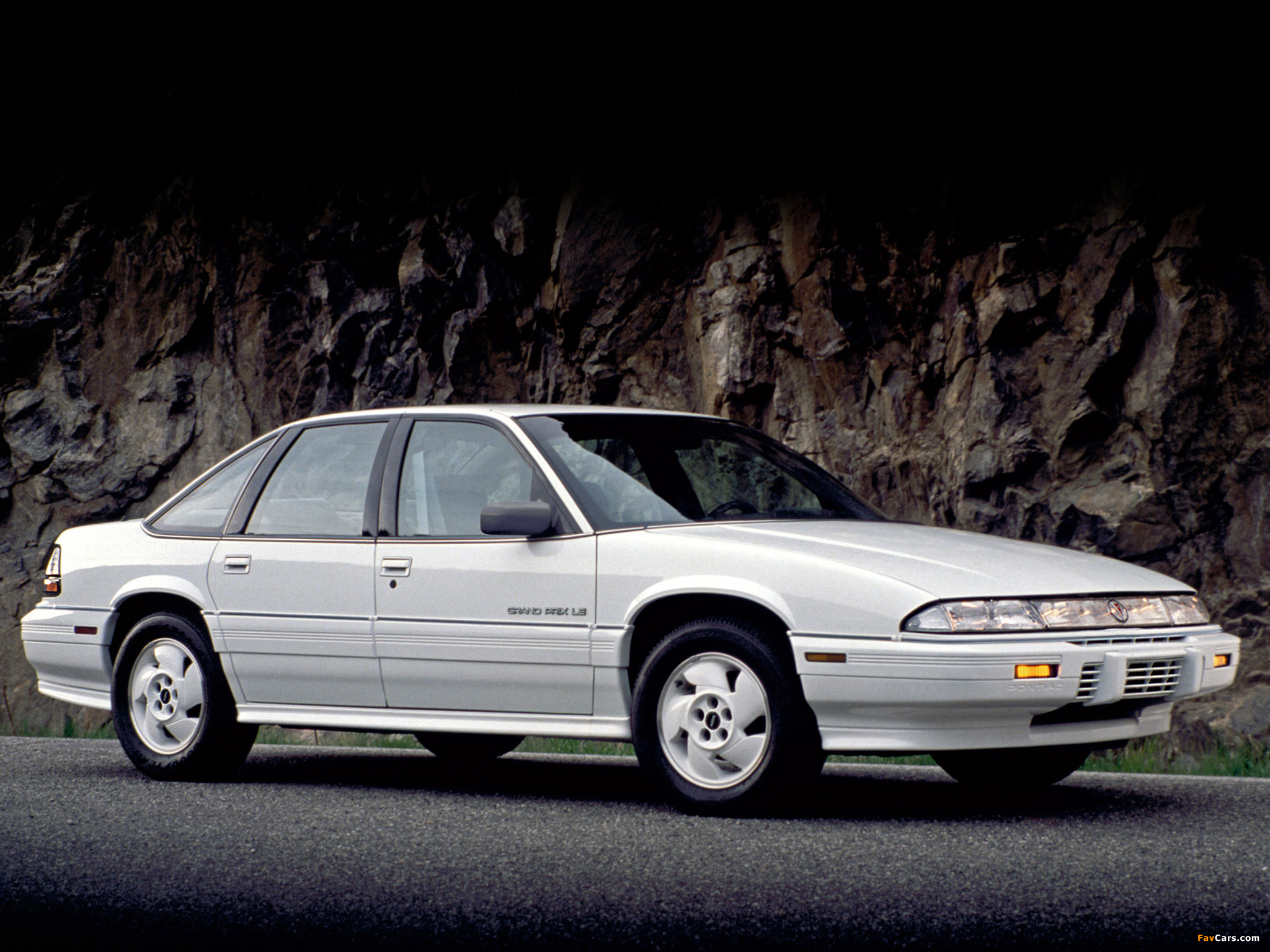Pontiac Grand Prix LE Sedan 1992–93 pictures (2048 x 1536)