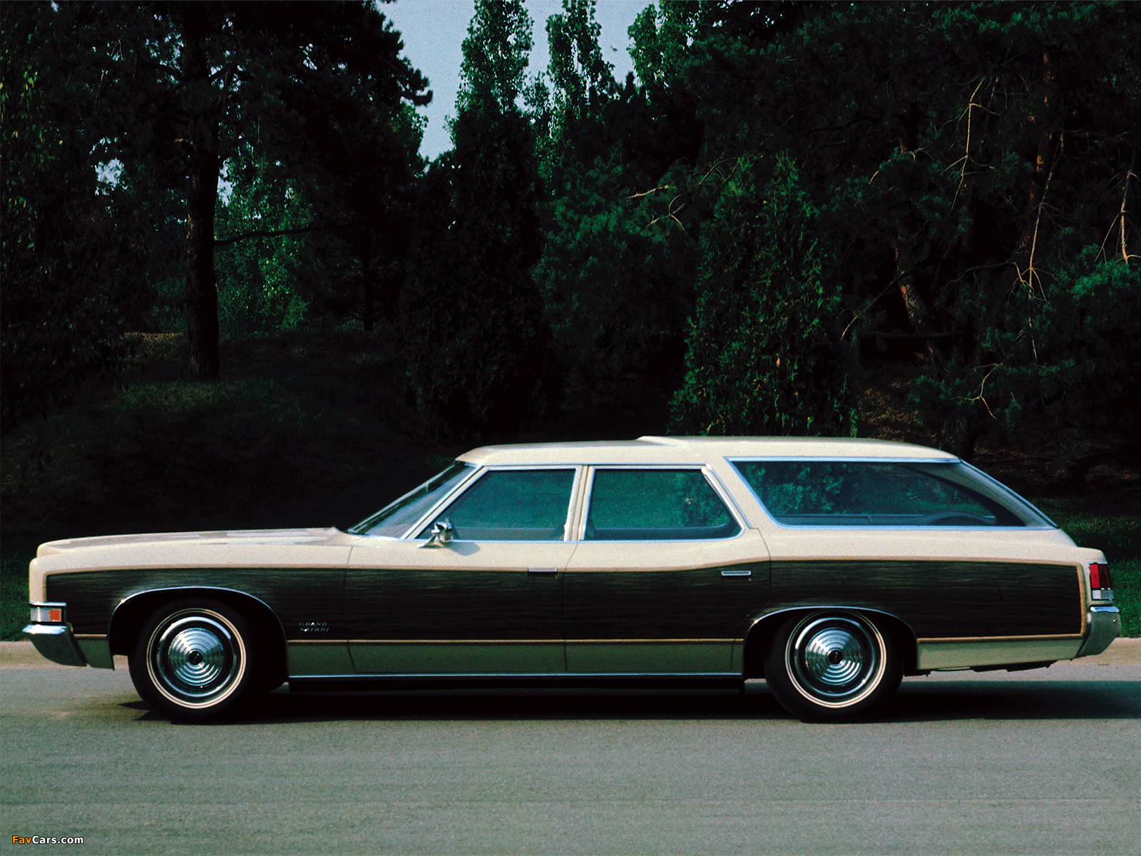 Images of Pontiac Grand Safari 1971 (1600 x 1200)