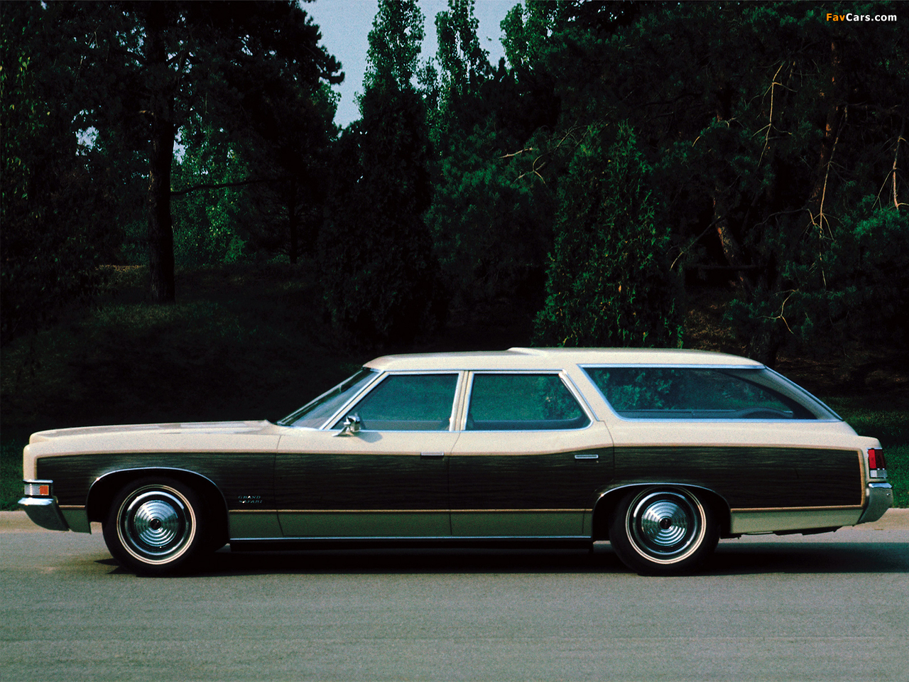 Images of Pontiac Grand Safari 1971 (1280 x 960)