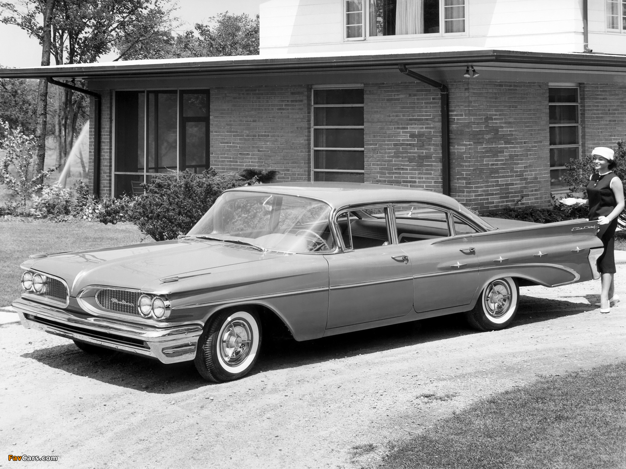 Pictures of Pontiac Custom Star Chief 4-door Sedan (2419) 1959 (1280 x 960)