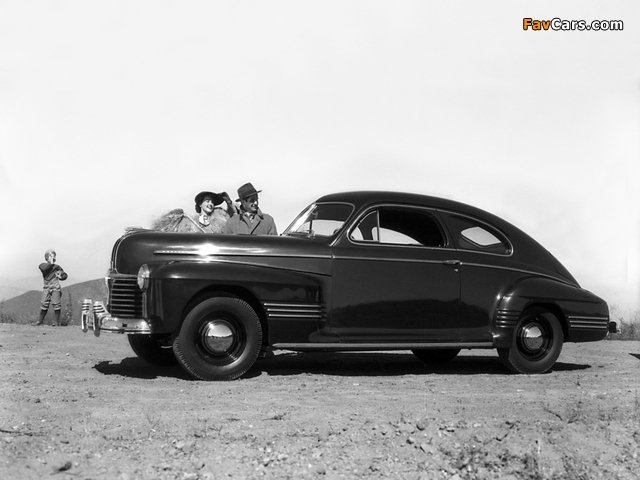 Pictures of Pontiac Streamliner Six Sedan Coupe (2627) 1941 (640 x 480)