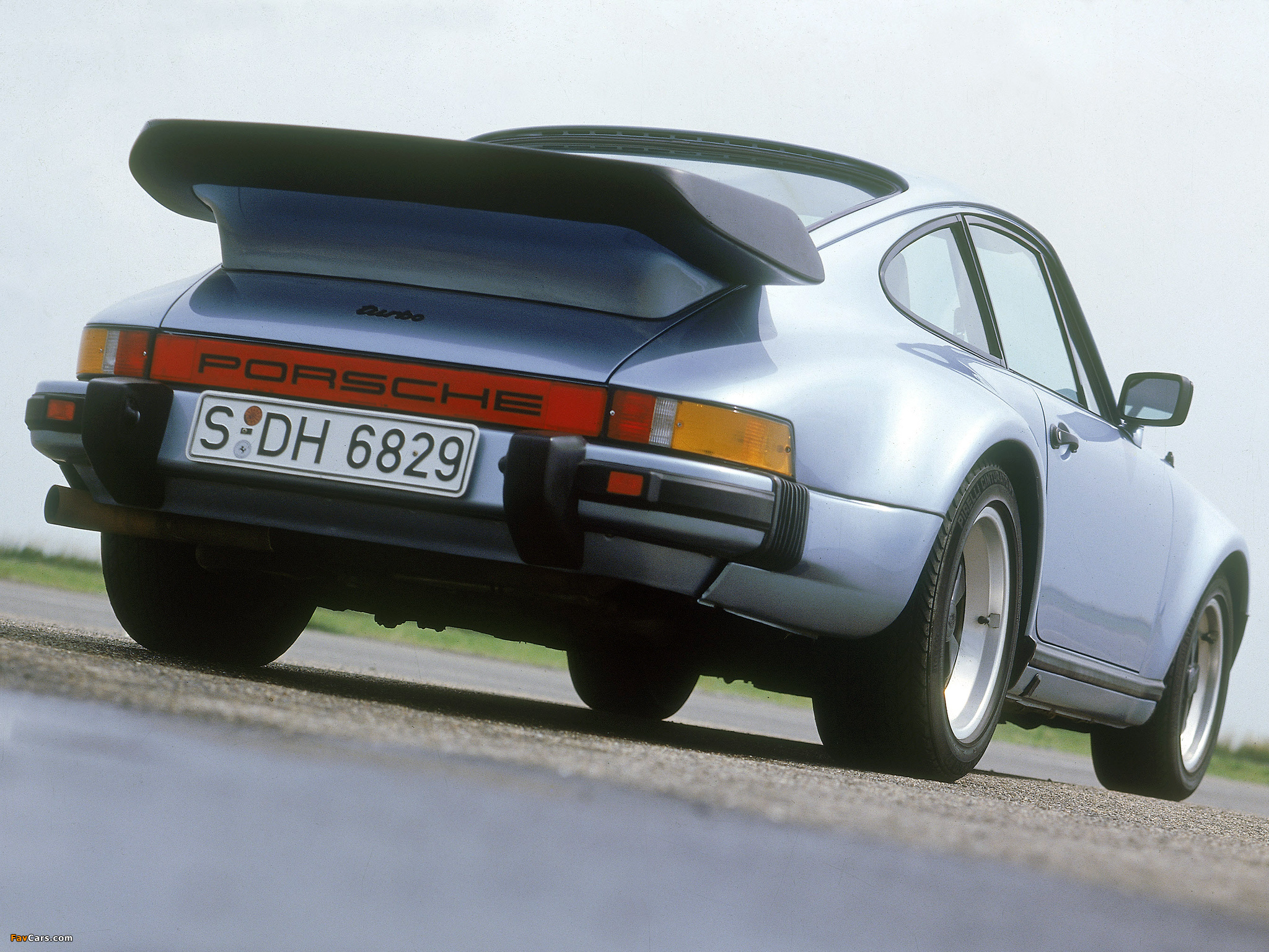 Photos of Porsche 911 Turbo 3.3 Coupe (930) 1978–89 (2048 x 1536)