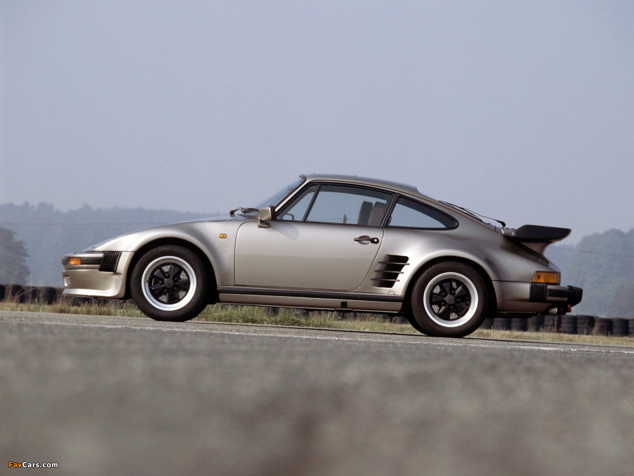 Photos of Porsche 911 Turbo 3.3 Flachbau Coupe (930) 1986–89 (1280 x 960)