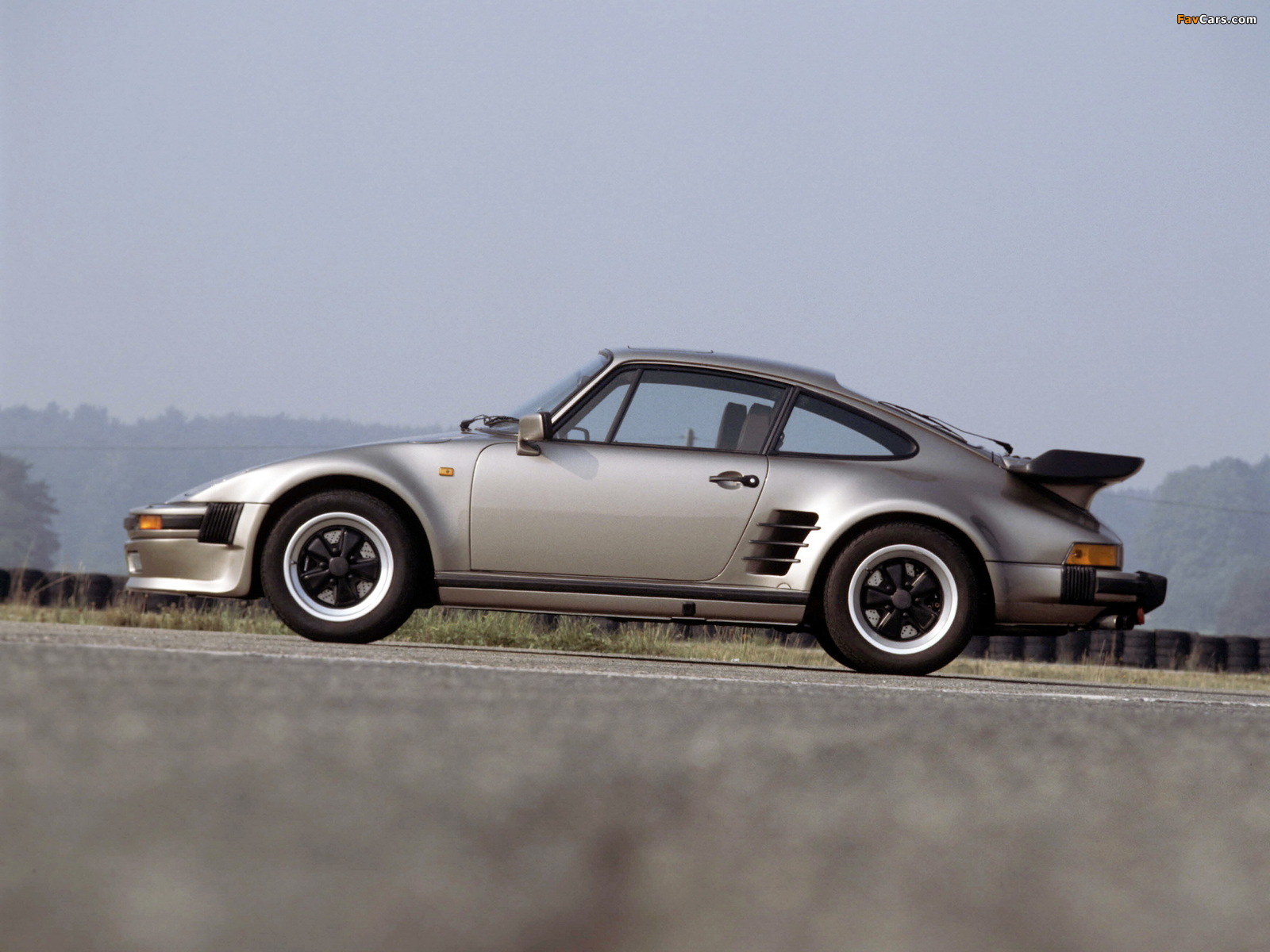 Photos of Porsche 911 Turbo 3.3 Flachbau Coupe (930) 1986–89 (1600 x 1200)