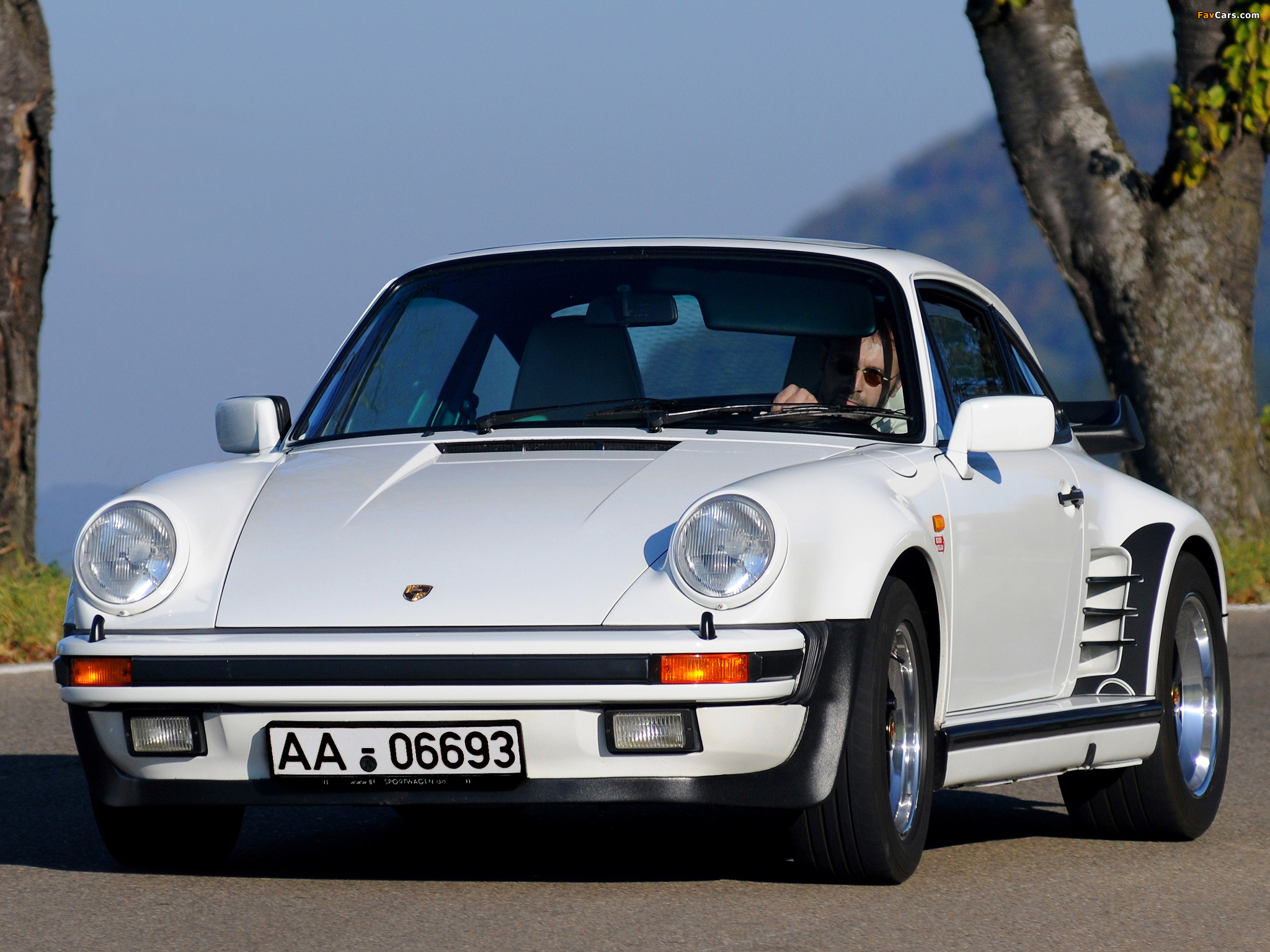 Pictures of Porsche 911 Turbo 3.3 Coupe by Porsche Exclusive (930) 1981–89 (2048 x 1536)