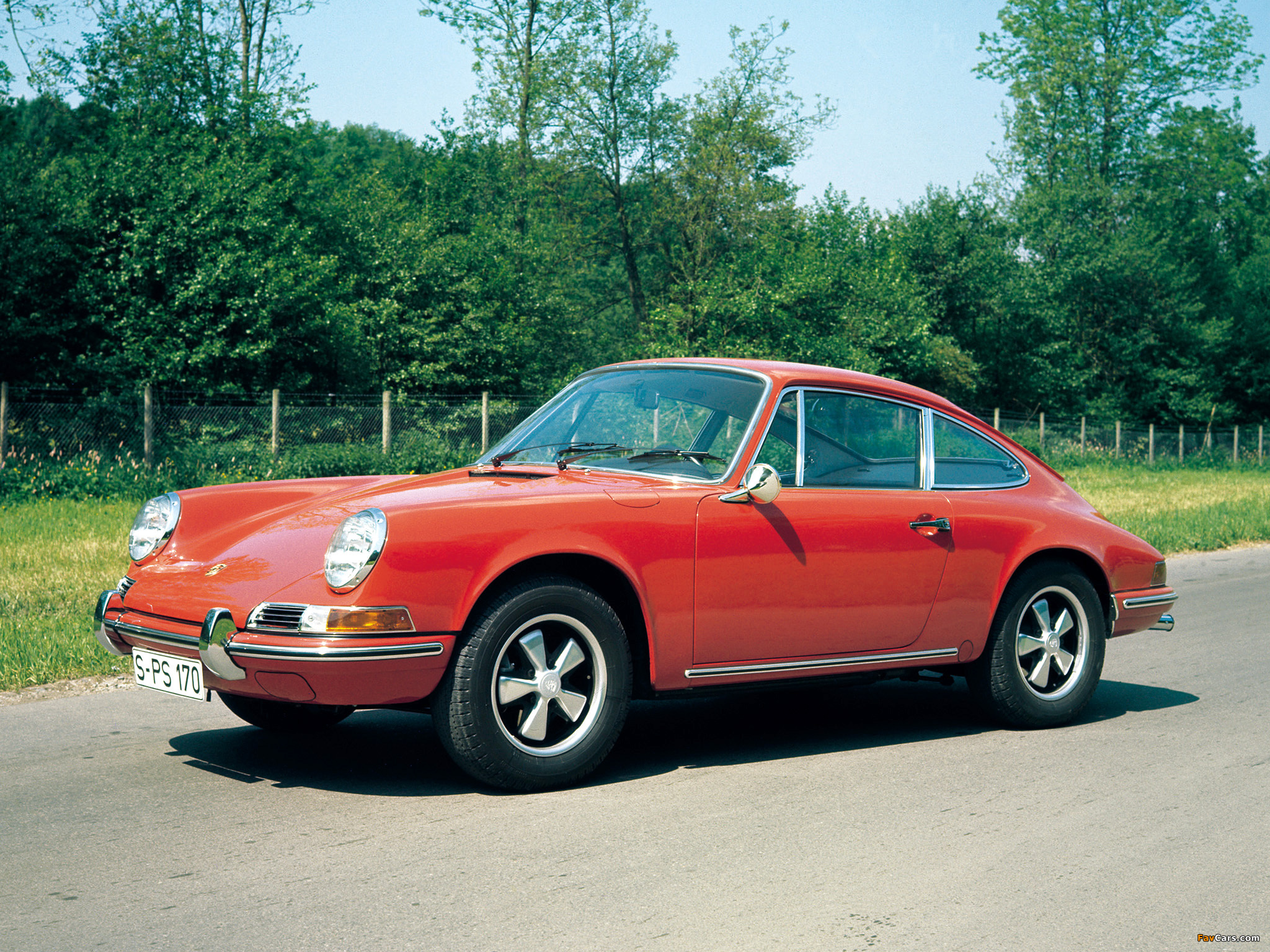 Images of Porsche 911 T 2.0 Coupe (911) 1968–69 (2048 x 1536)