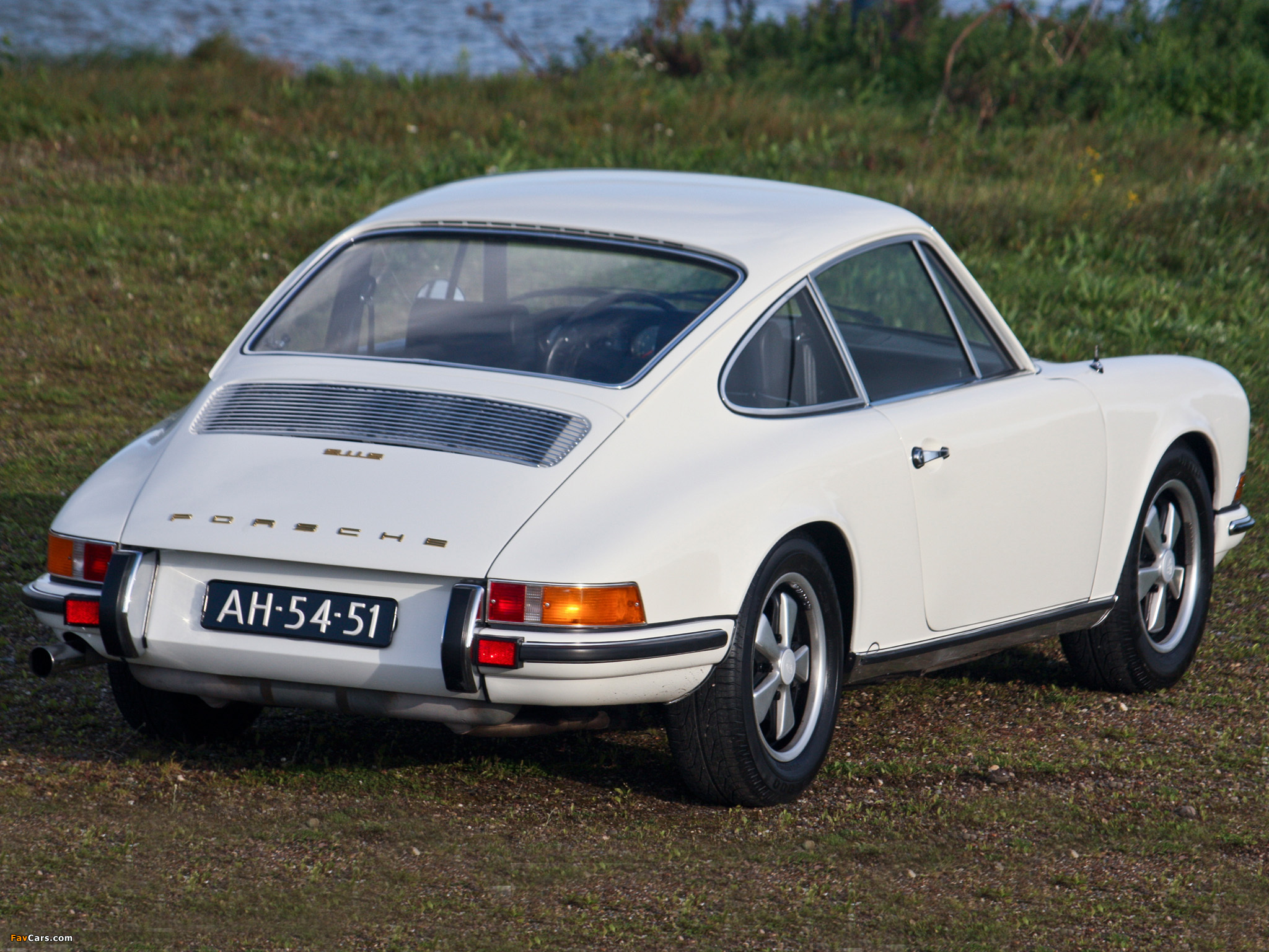 Images of Porsche 911 S 2.0 Coupe (911) 1968–69 (2048 x 1536)