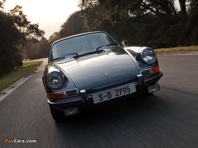 Images of Porsche 911 S 2.2 Coupe US-spec (911) 1970–71 (640 x 480)