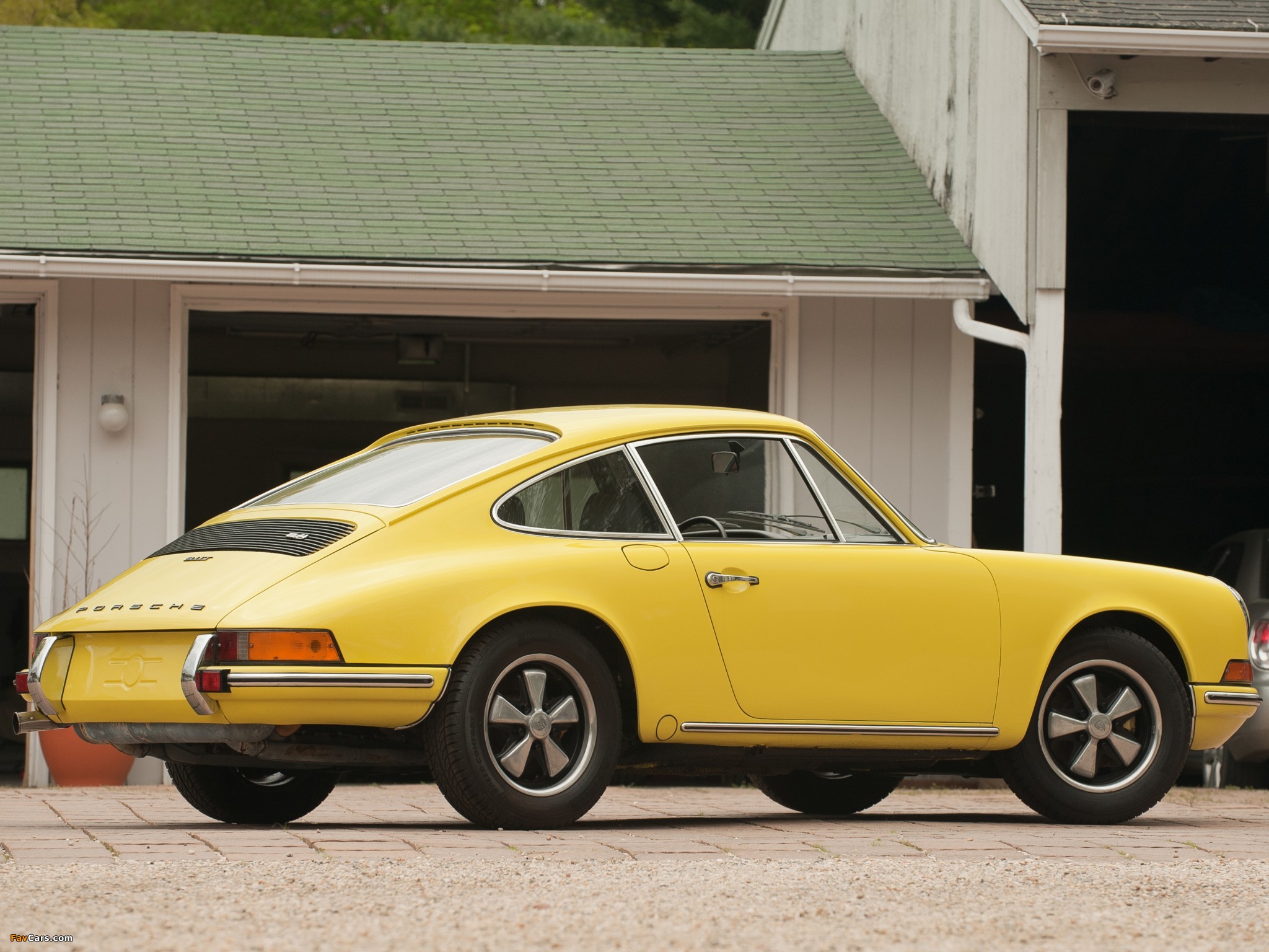 Photos of Porsche 911 T 2.4 Coupe (911) 1972–73 (2048 x 1536)