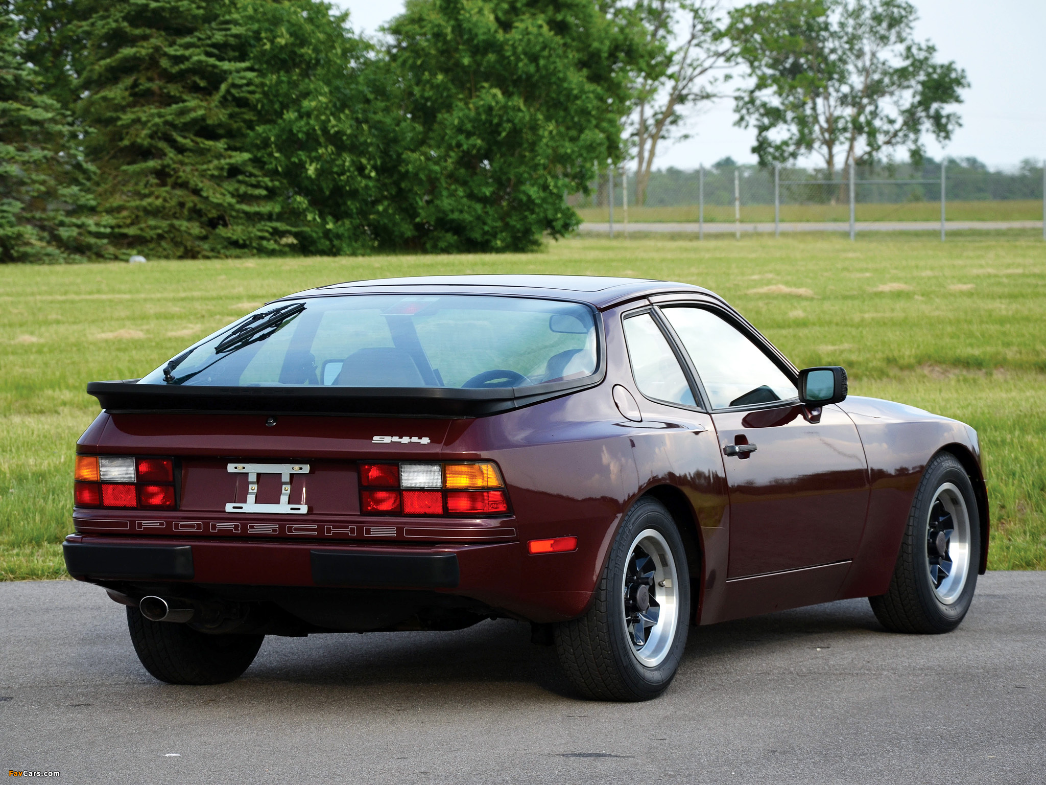 Porsche 944 Coupe US-spec 1982–89 photos (2048 x 1536)