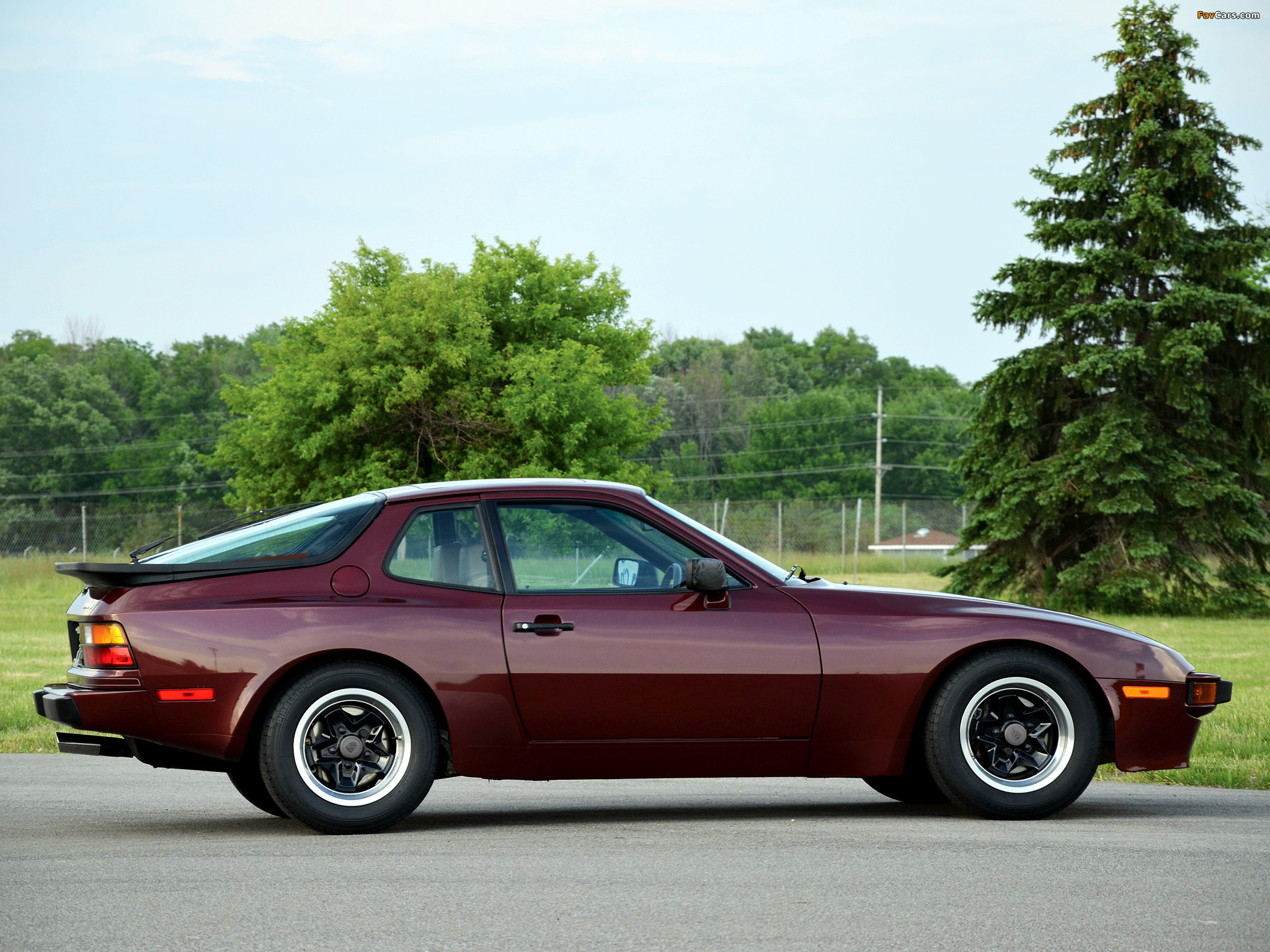 Porsche 944 Coupe US-spec 1982–89 pictures (2048 x 1536)