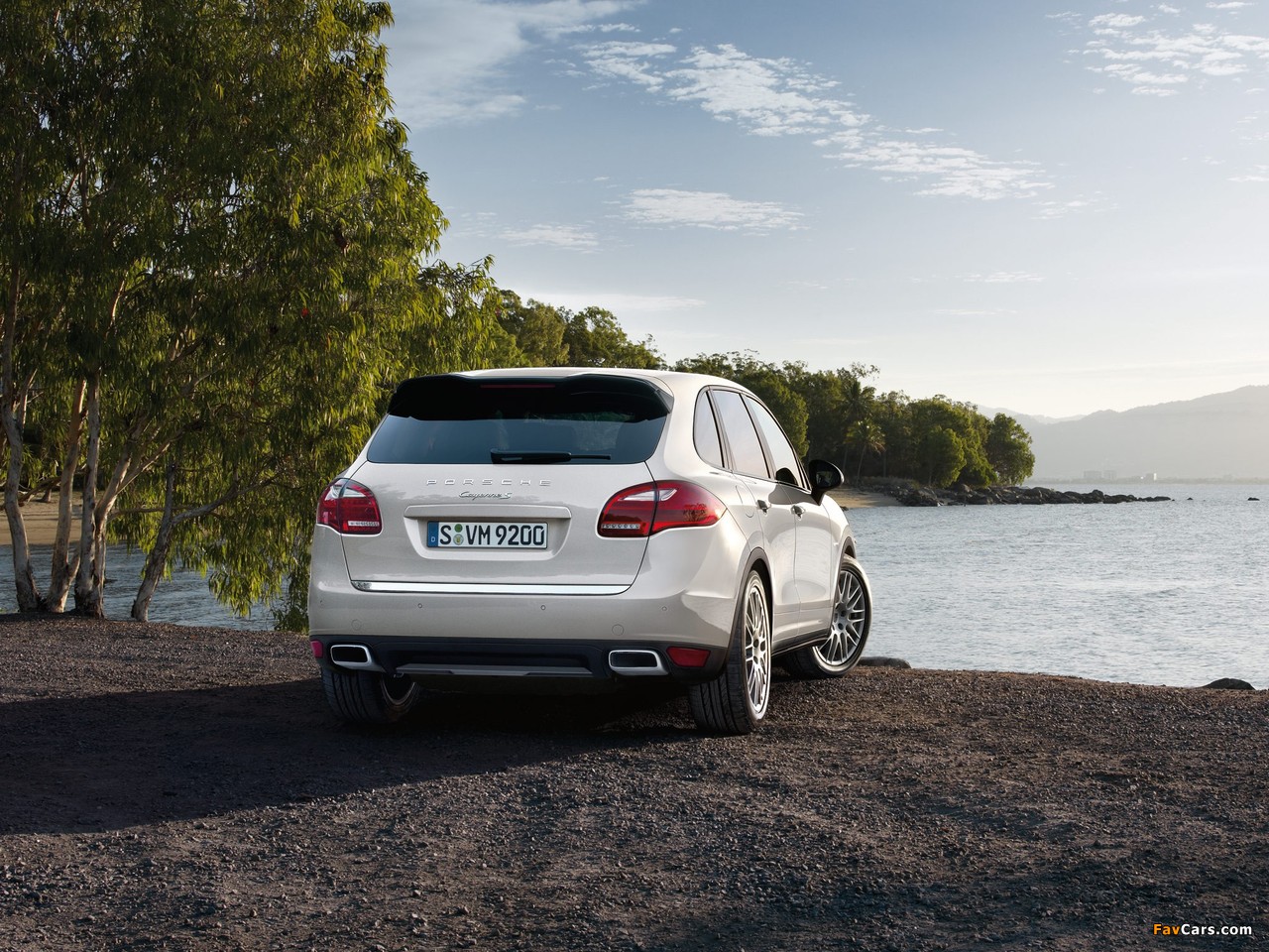 Porsche Cayenne S Hybrid (958) 2010 wallpapers (1280 x 960)